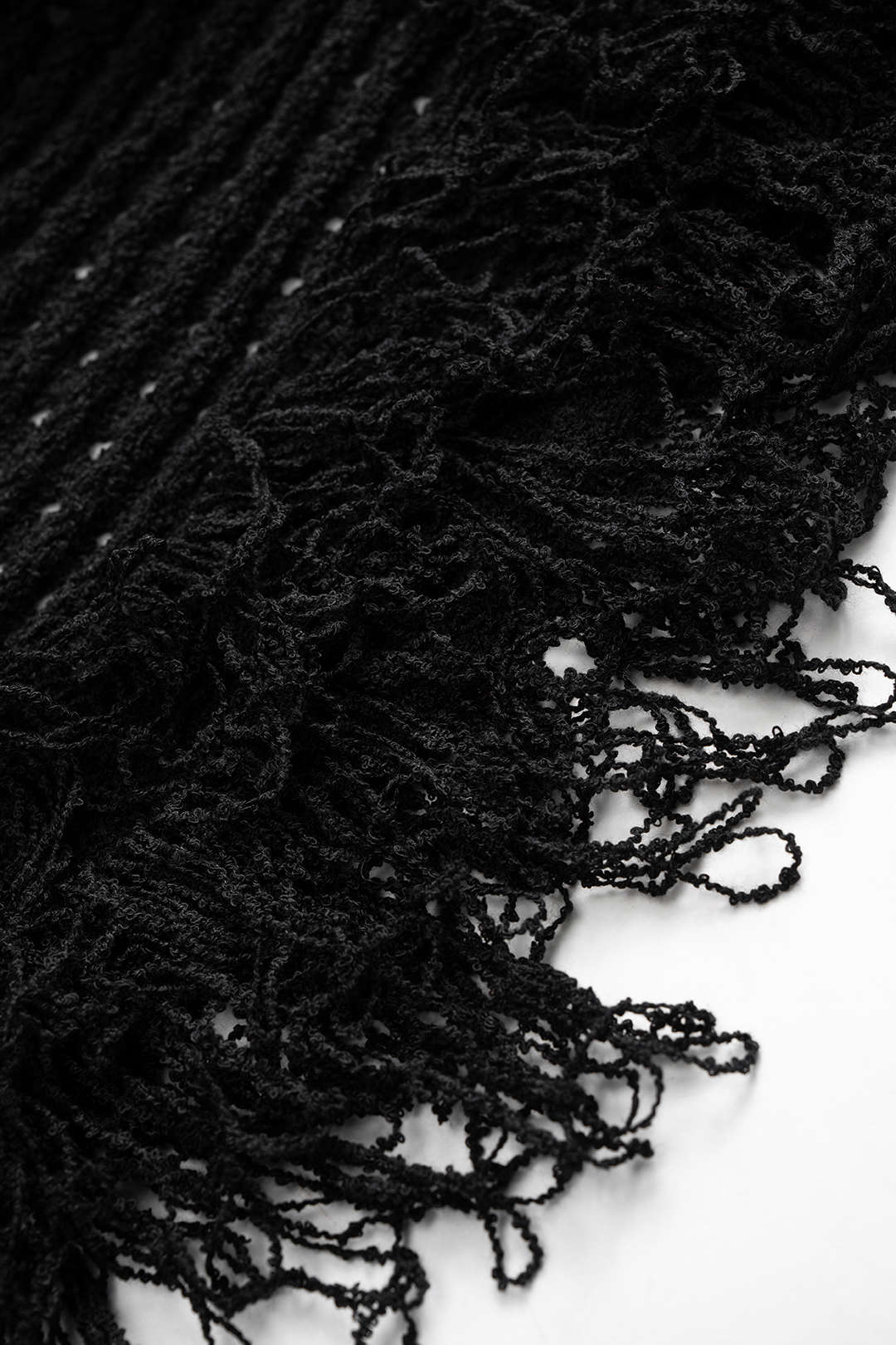 Dzianinowy sweter z ozdobnymi frędzlami