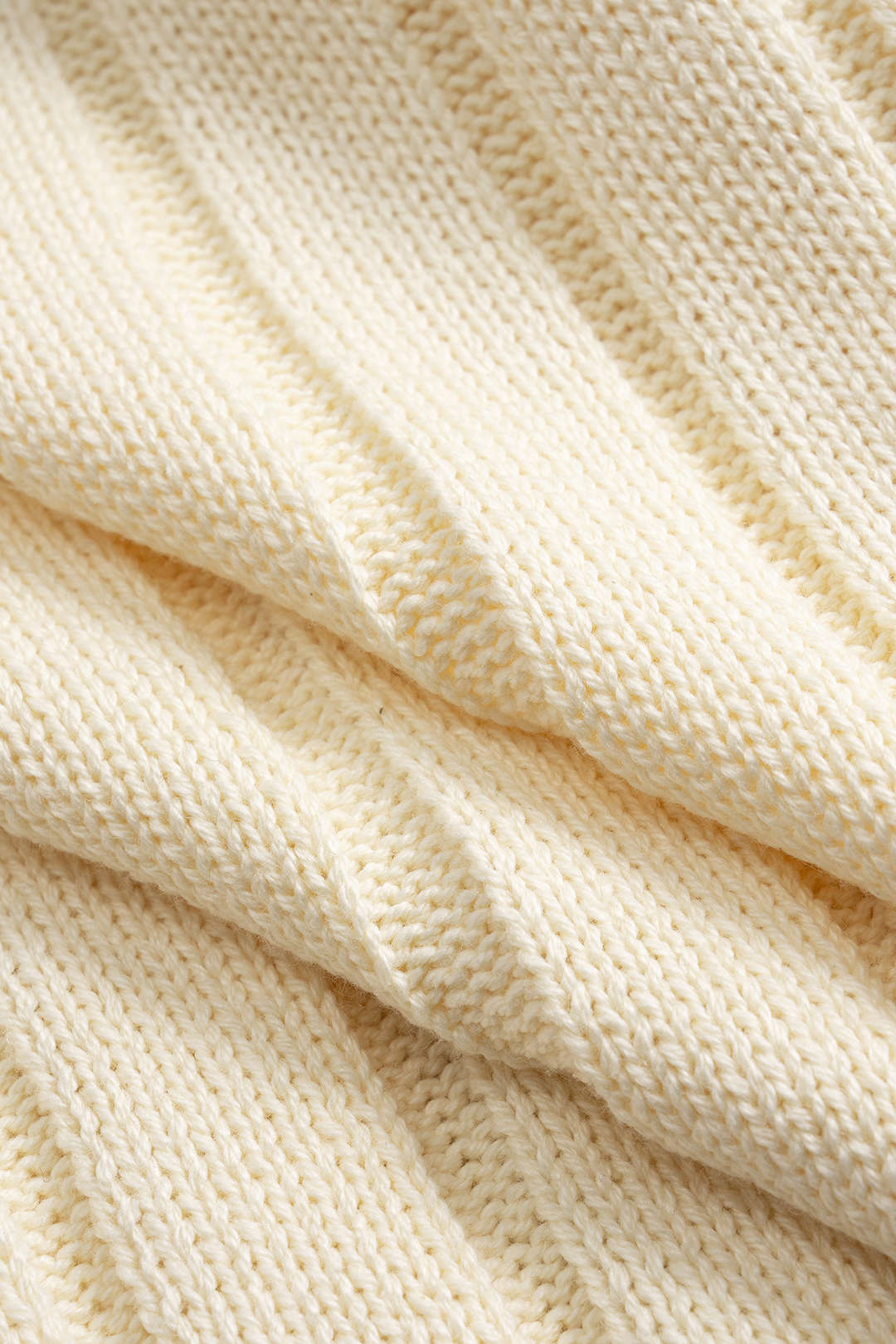 Sweter z dekoltem w serek i kontrastowymi wykończeniami