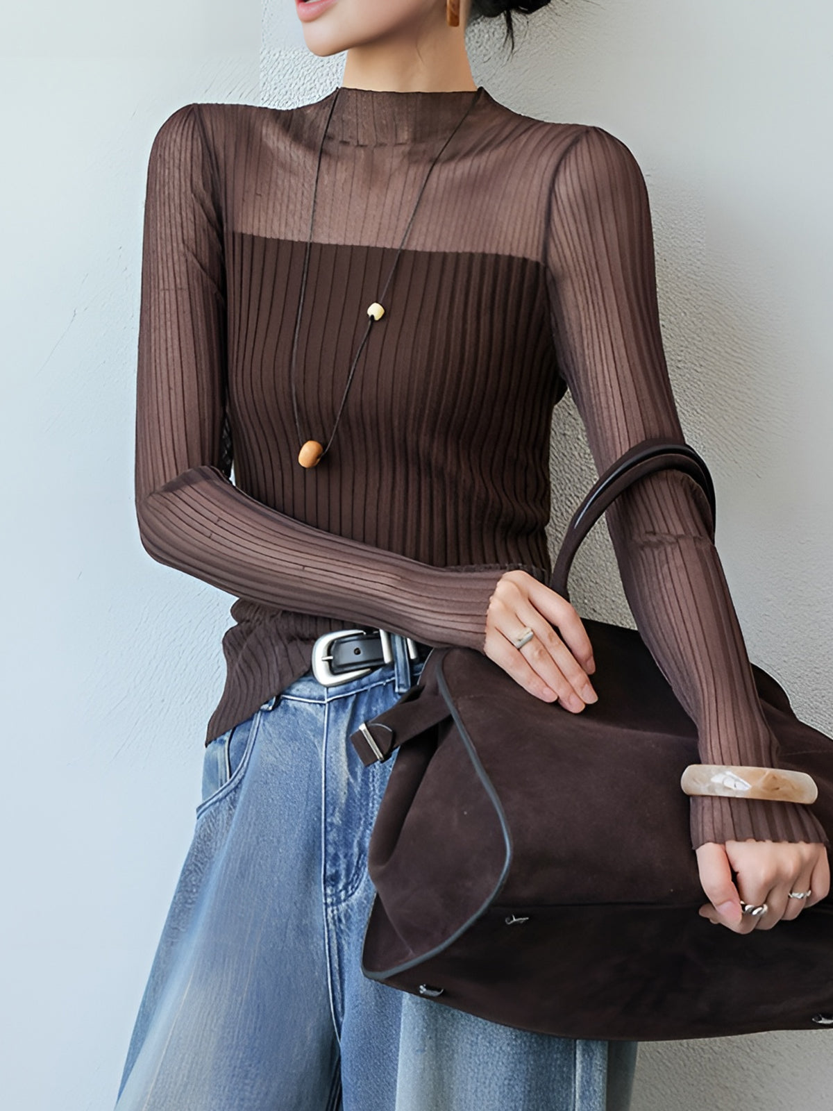 Sweter z transparentnymi detalami
