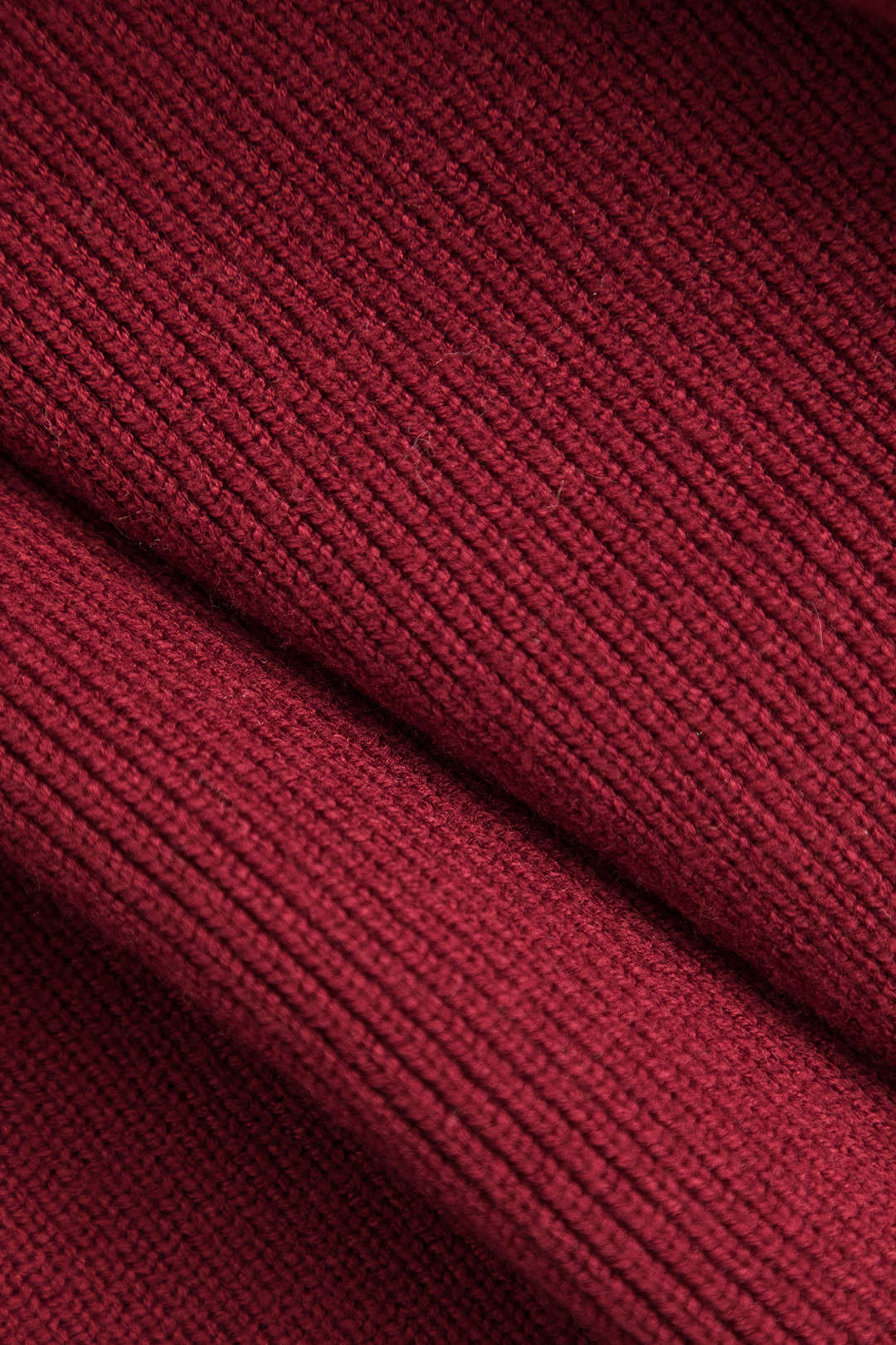 Elegancki sweter z serek dekoltem i ozdobnym guzikiem