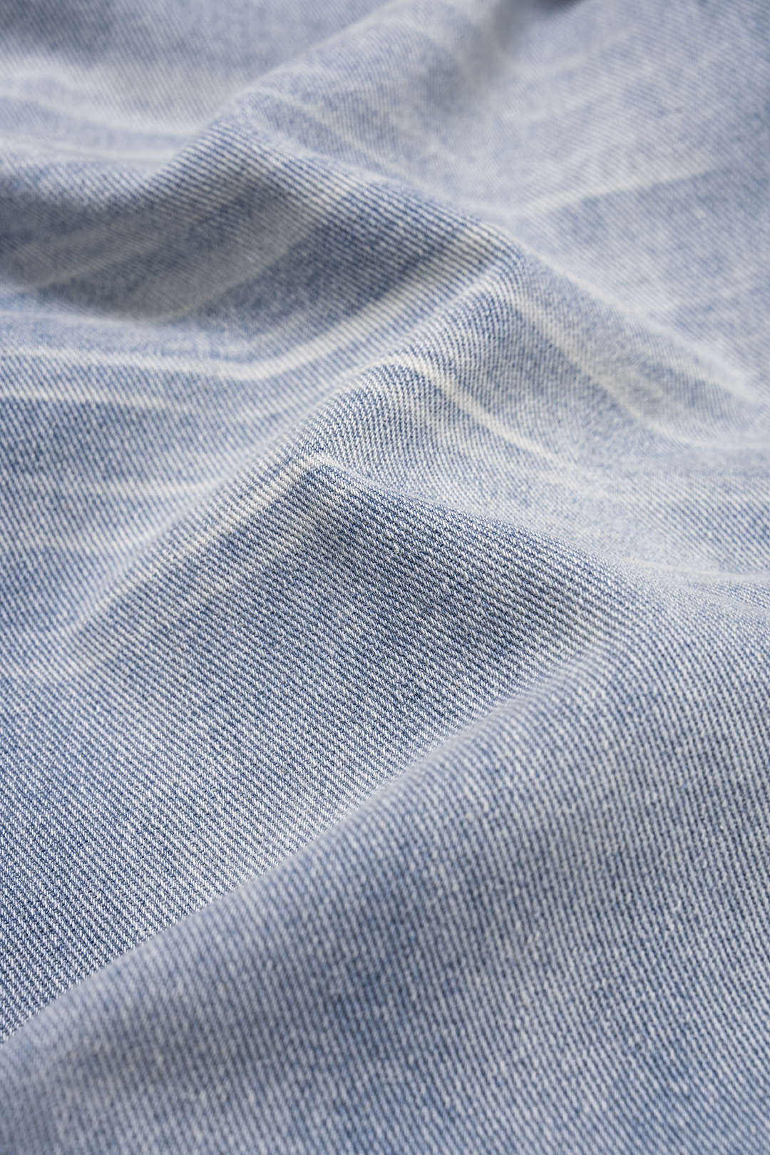 Proste jeansy z przetarciami z denimu