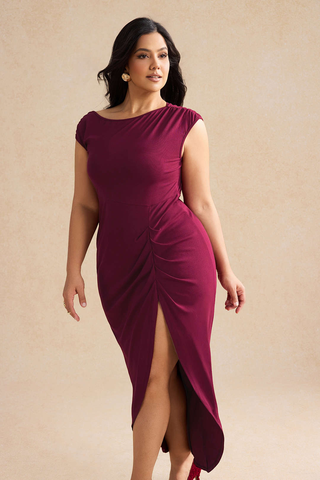 Asymetryczna sukienka midi plus size z marszczeniem