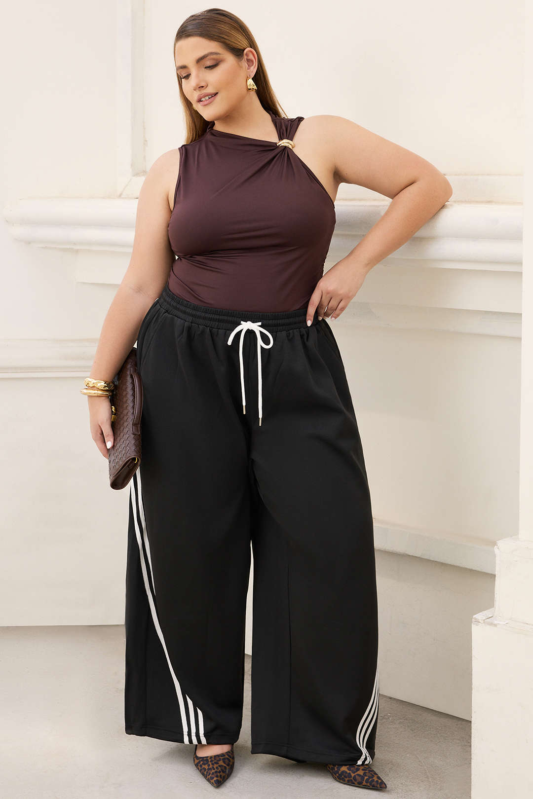 Spodnie plus size z kontrastowymi paskami
