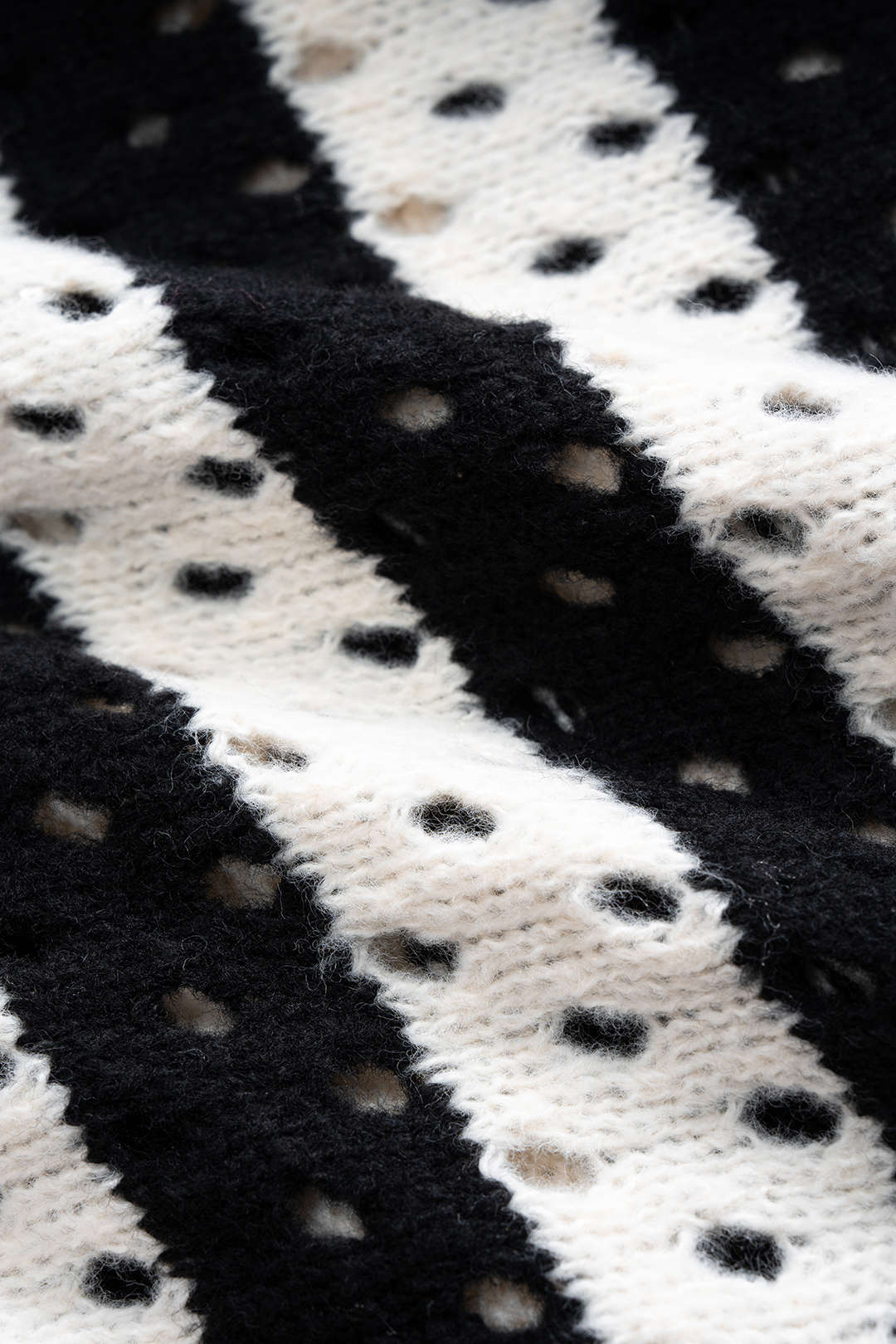 Sweter z dzianiny z wycięciami i długimi rękawami