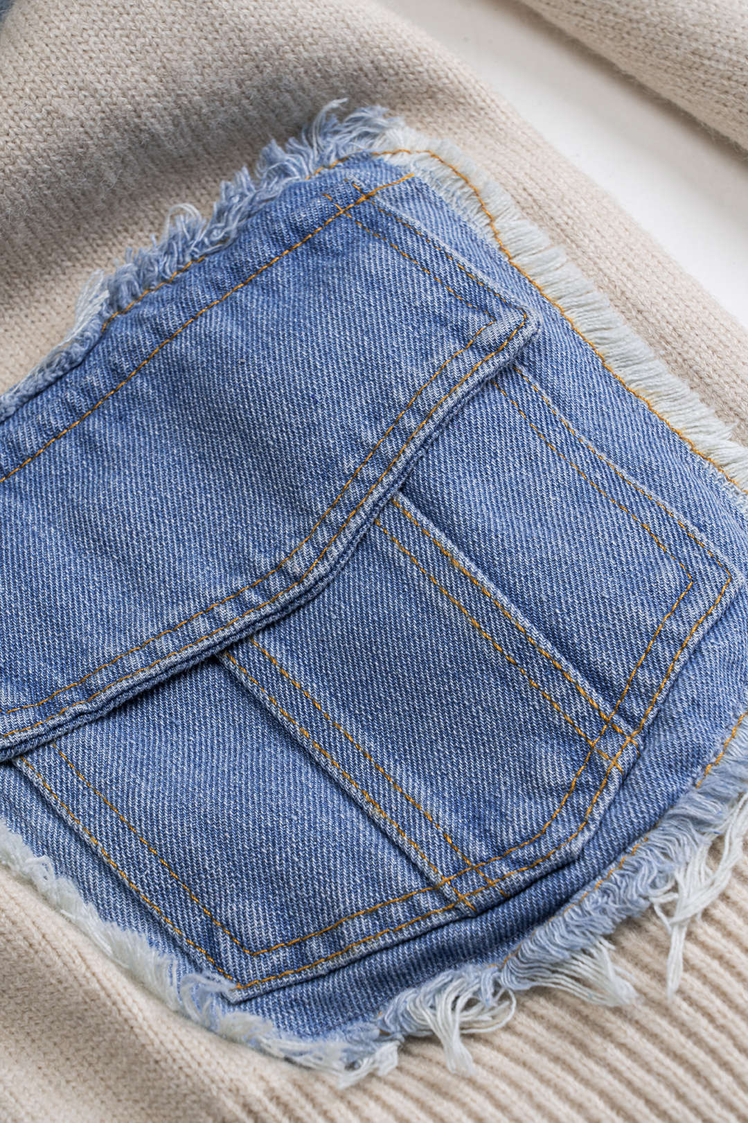 Patchworkowy kardigan z denimowymi kieszeniami
