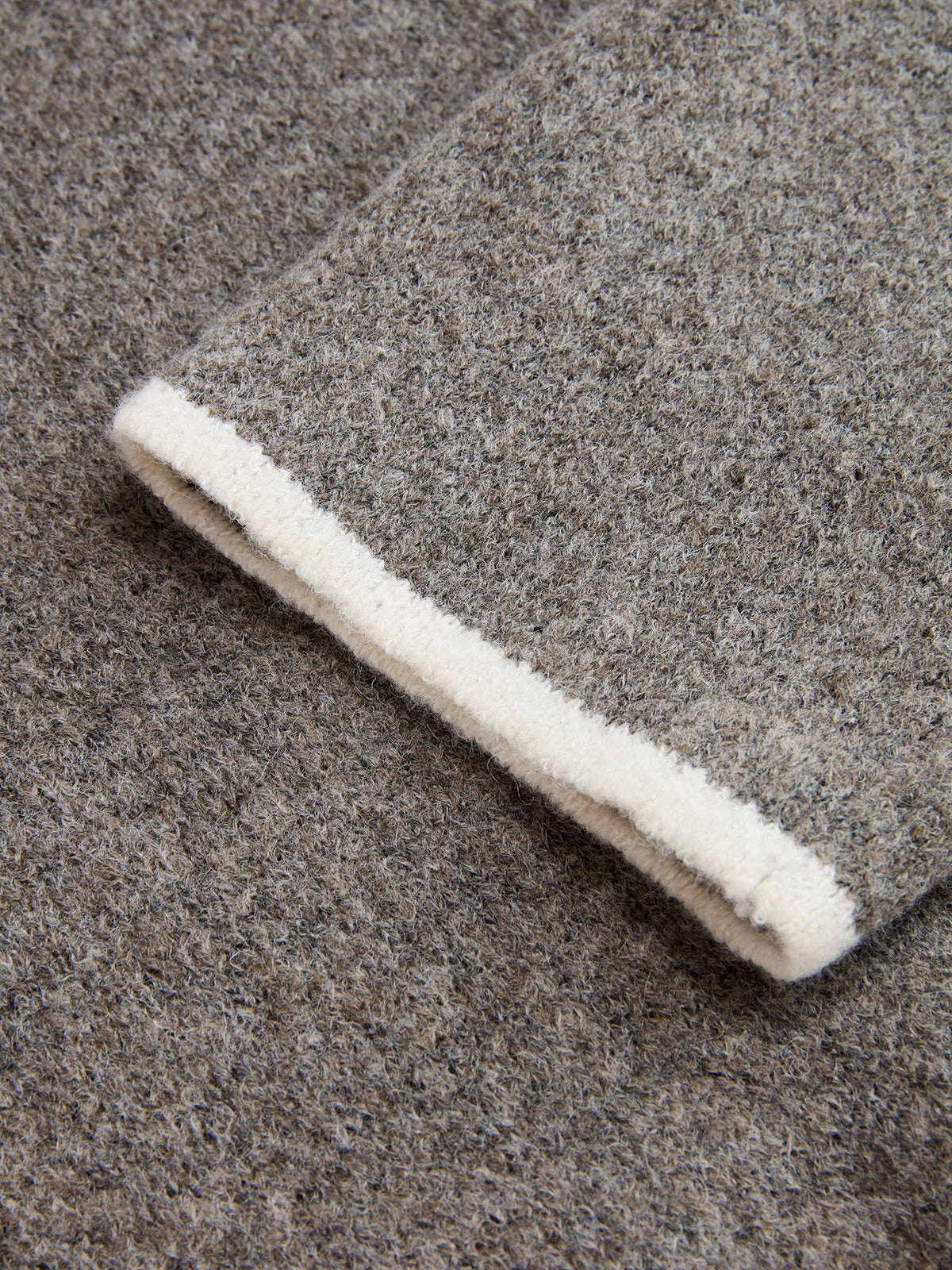 Golfowy sweter z kontrastowymi detalami