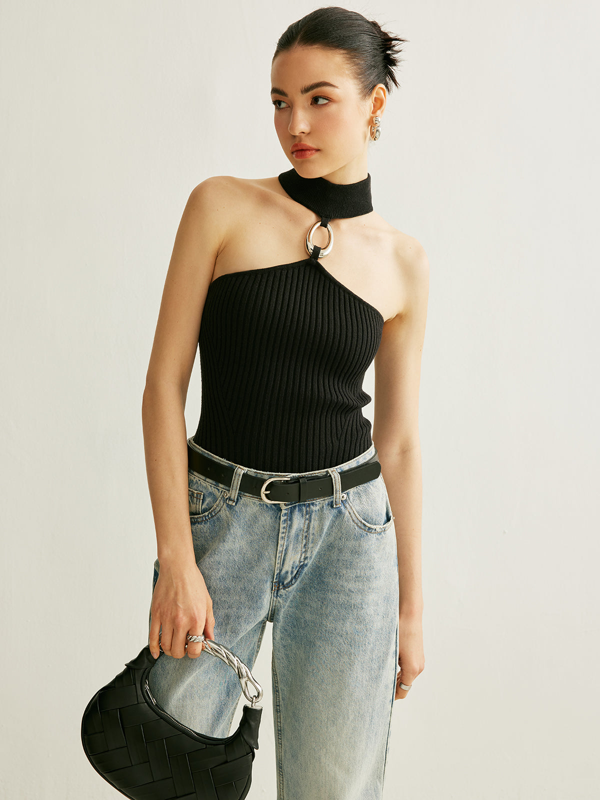 Halter top z prążkowanej dzianiny i ozdobnym pierścieniem