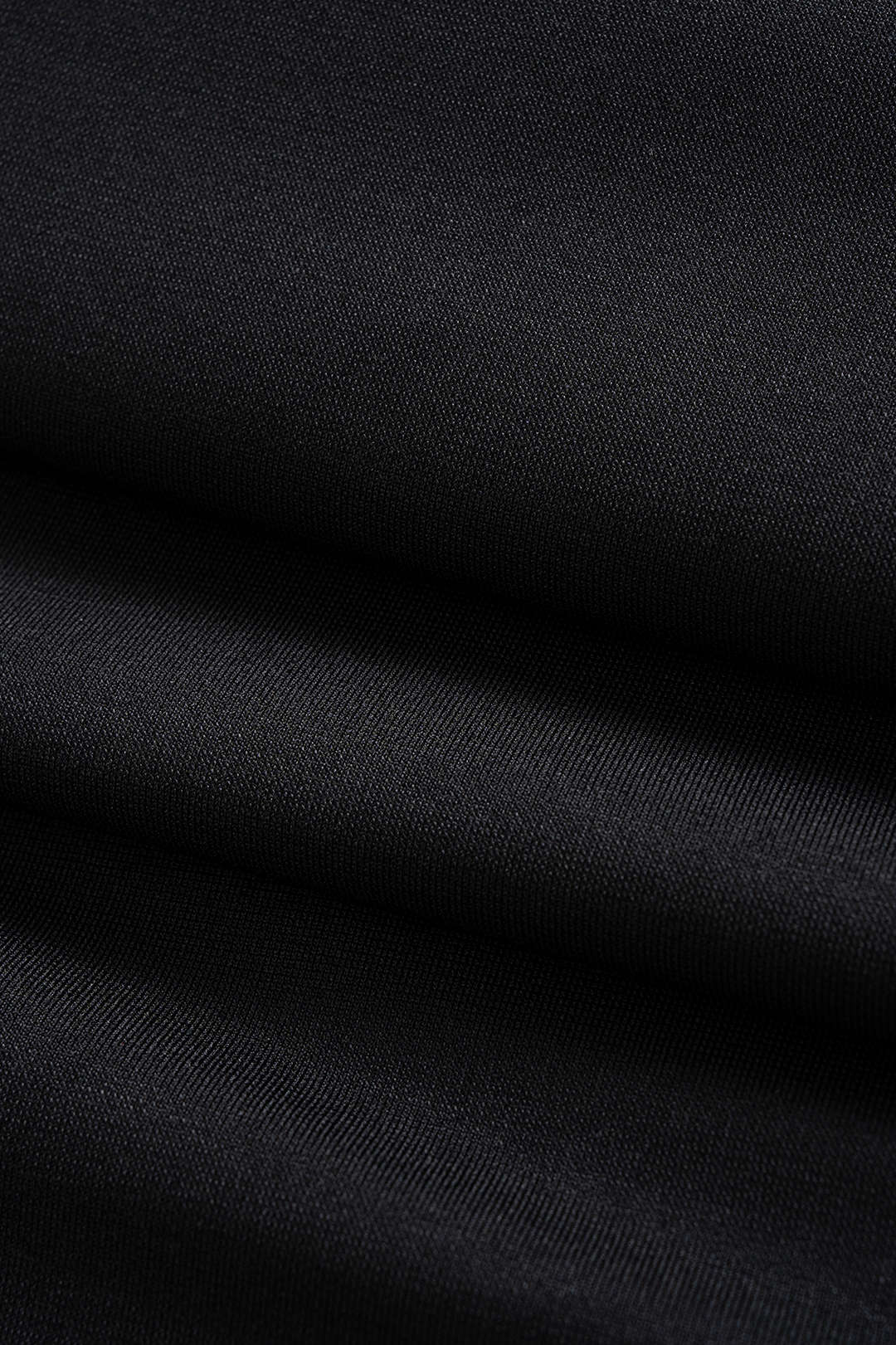 Plus size maxi sukienka z dekoracyjnymi oczkami i rozcięciem