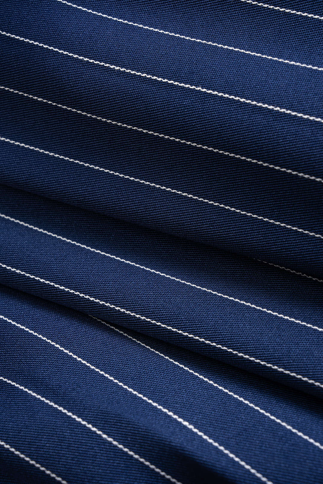 Elegancka marynarka z paskami i poduszkami na ramionach