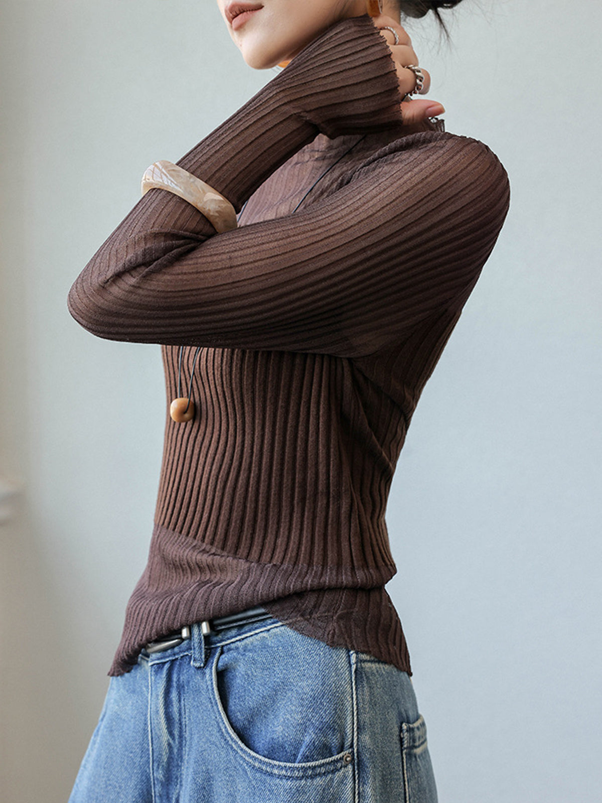 Sweter z transparentnymi detalami