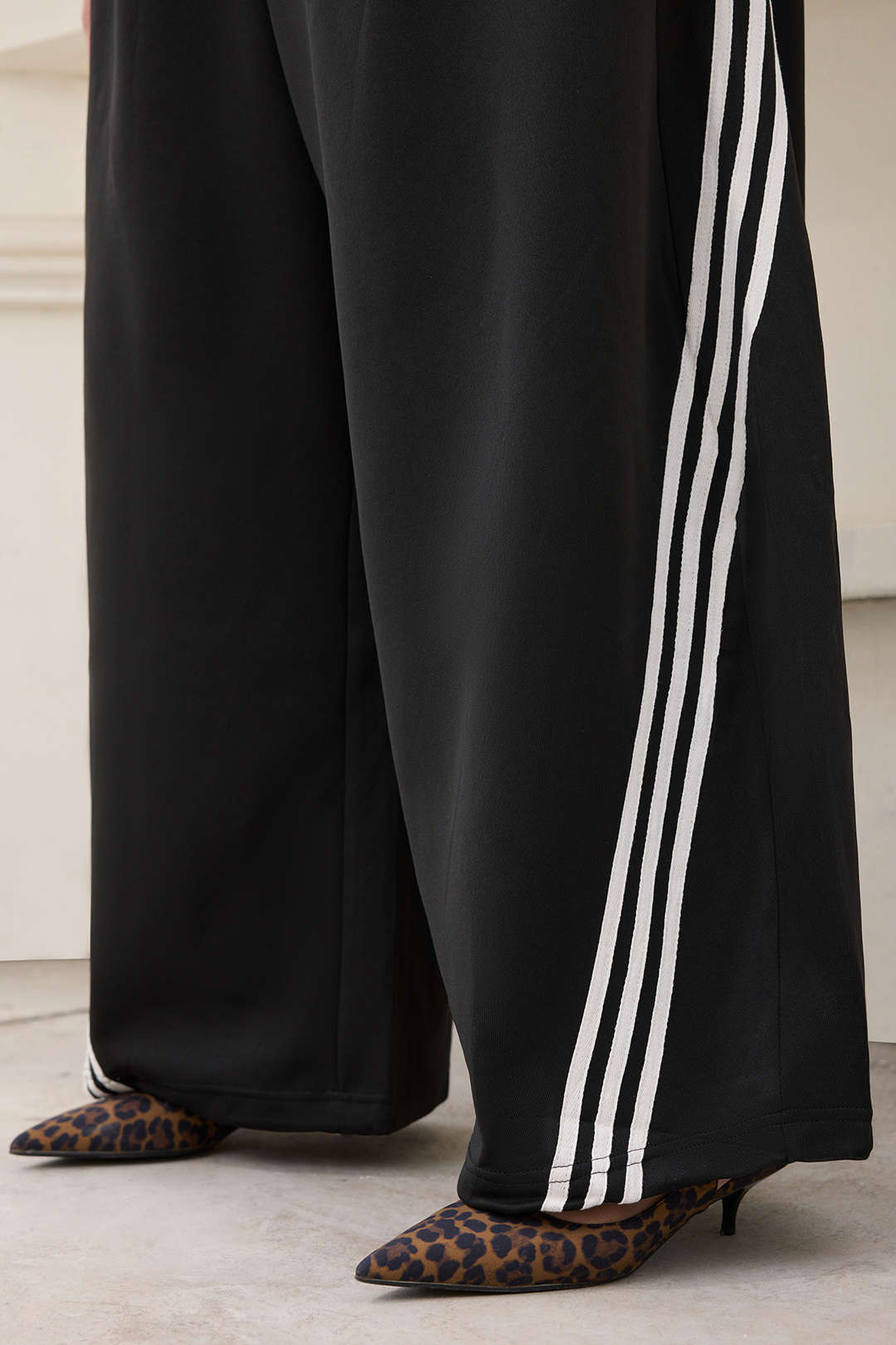 Spodnie plus size z kontrastowymi paskami