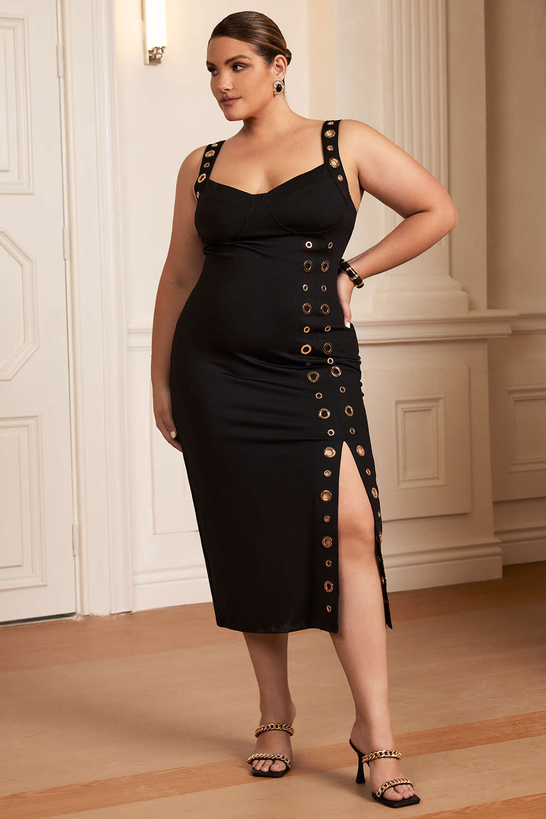 Plus size maxi sukienka z dekoracyjnymi oczkami i rozcięciem