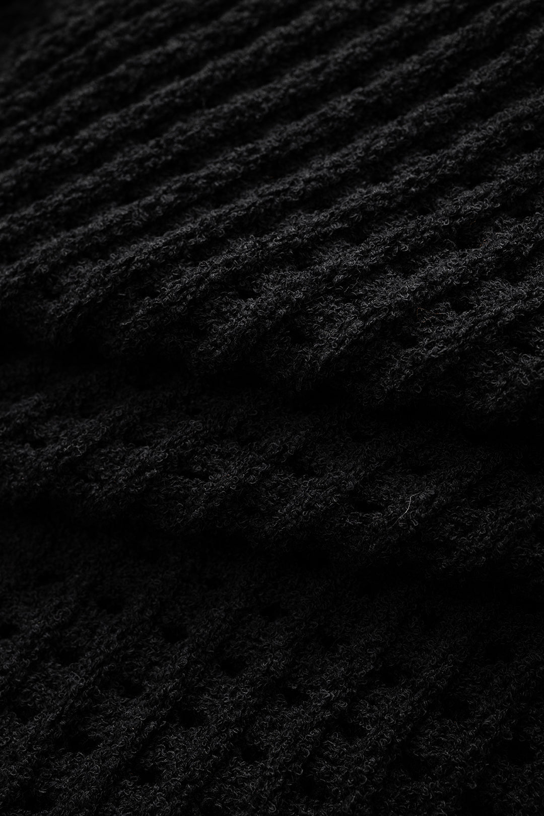 Dzianinowy sweter z ozdobnymi frędzlami