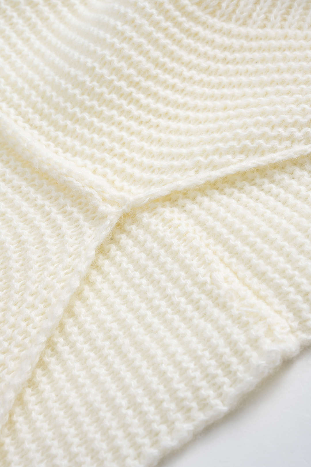 Dzianinowy sweter z dekoltem w serek i długimi rękawami