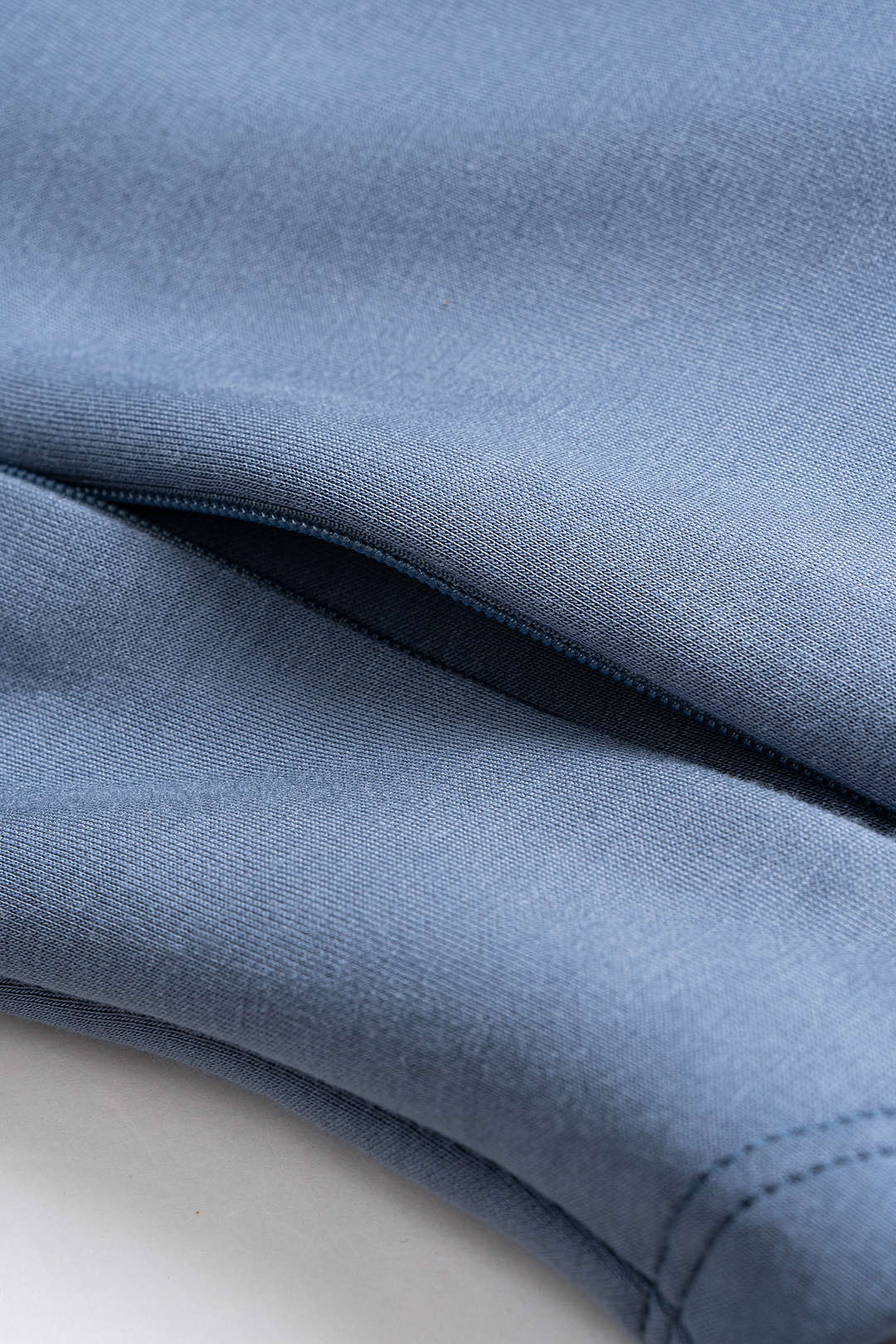 Bluza z kapturem i kieszeniami na zamek