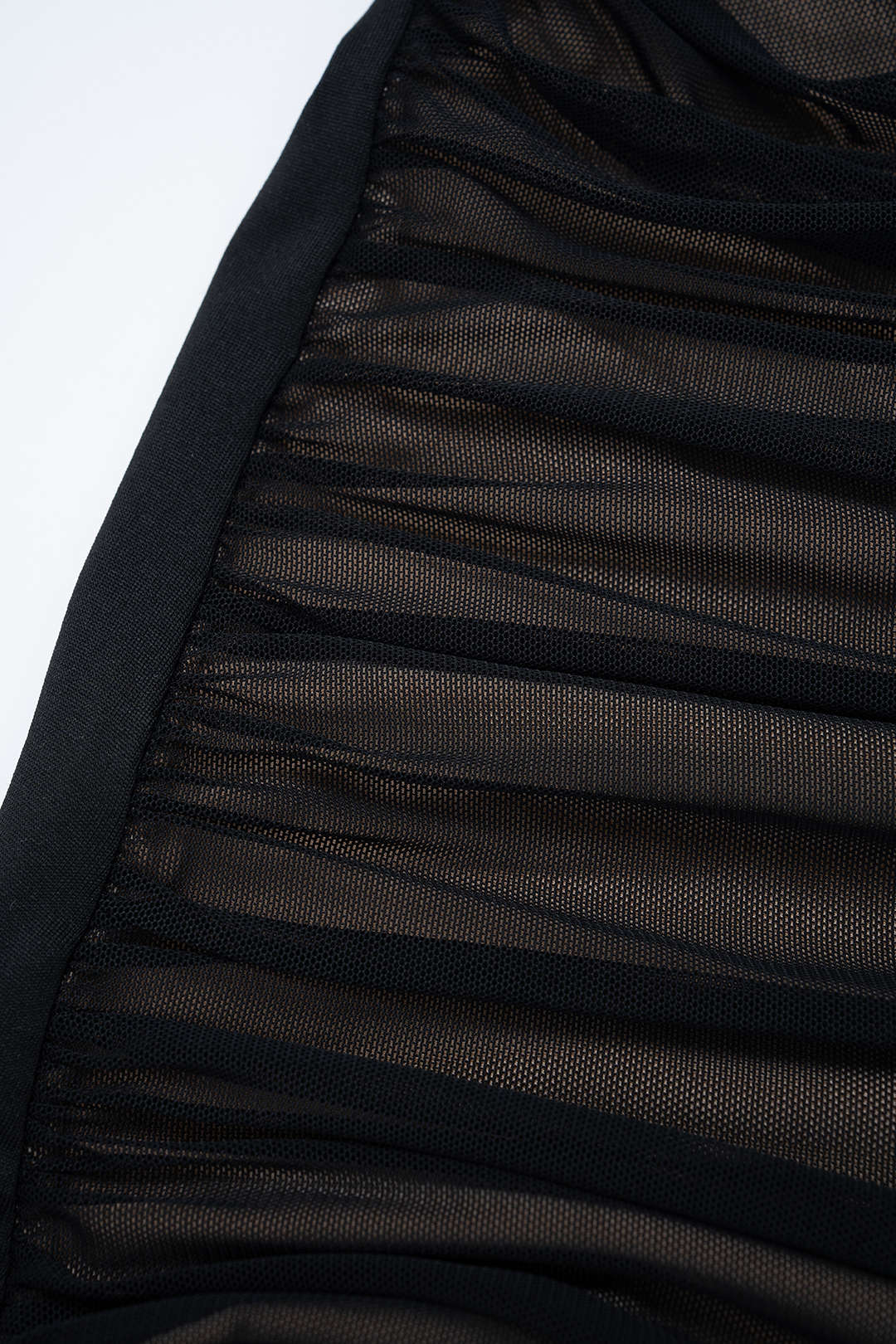 Midi sukienka bustier z tiulowymi marszczeniami