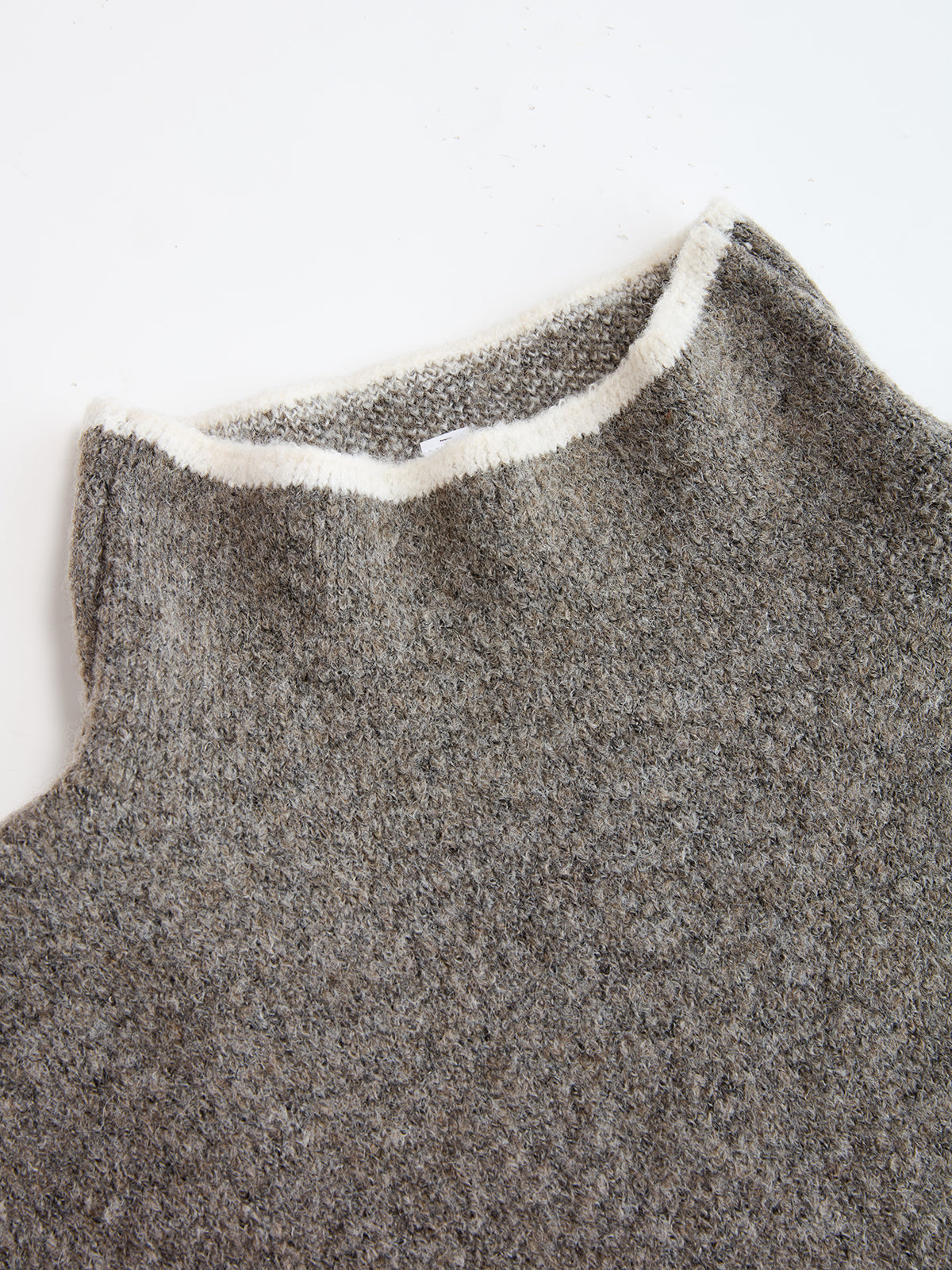 Golfowy sweter z kontrastowymi detalami