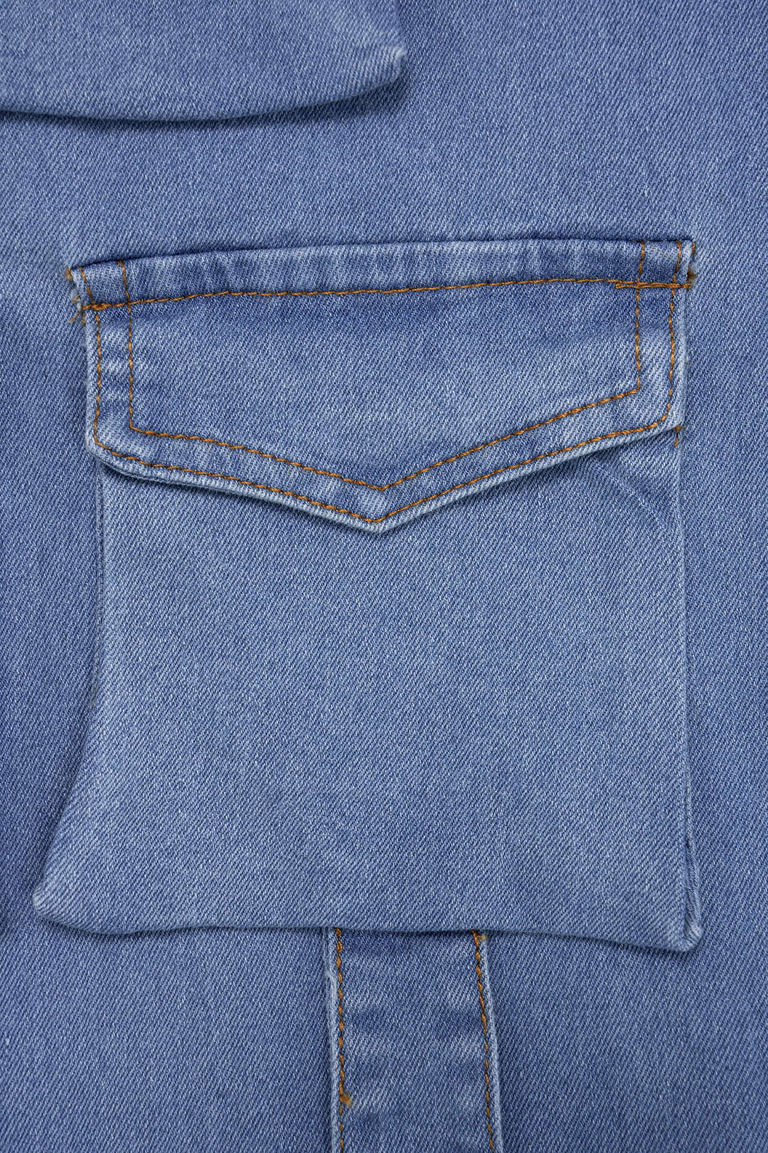 Kombinezon z denimu z kwadratowym wycięciem i kieszeniami