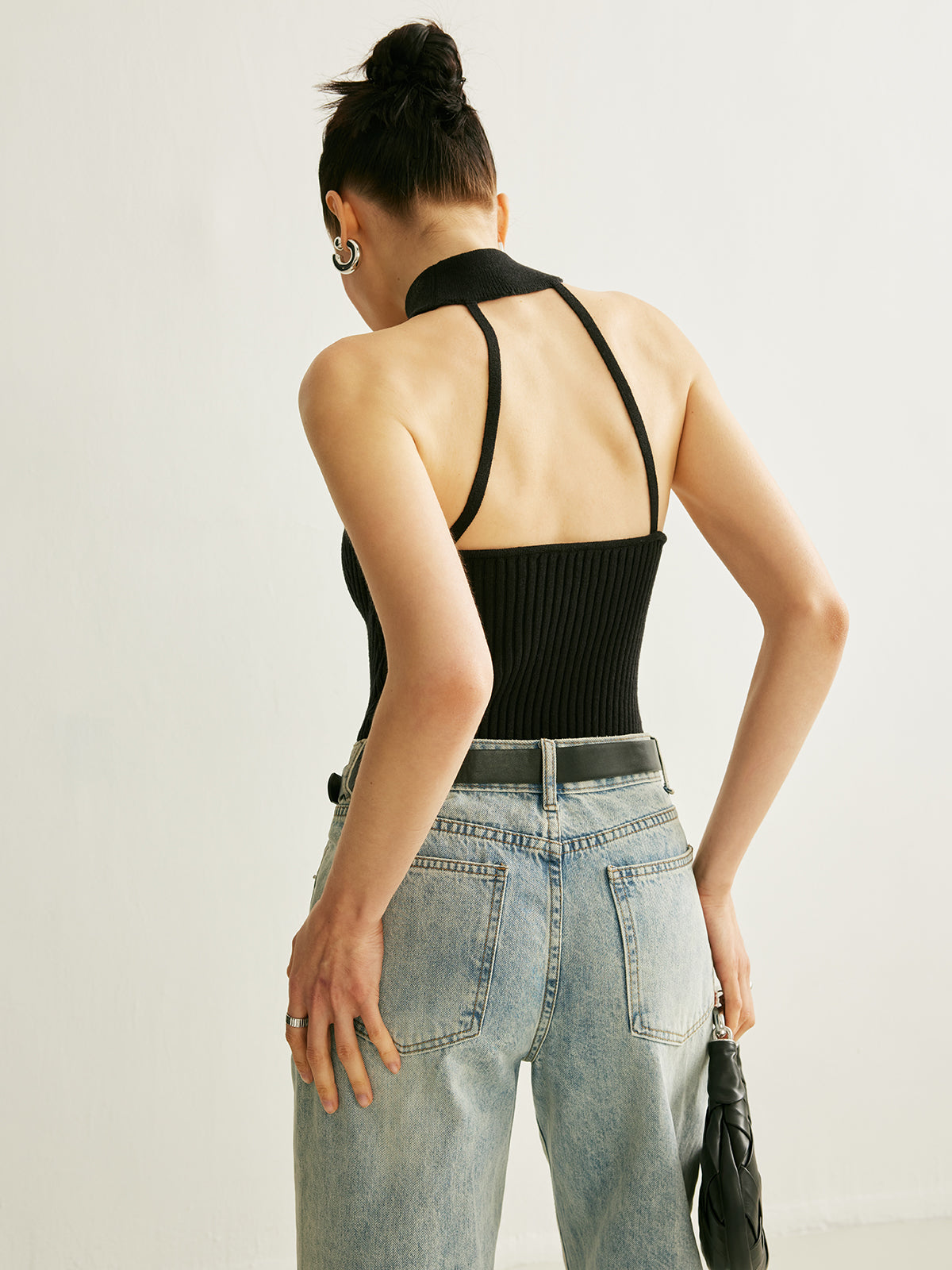 Halter top z prążkowanej dzianiny i ozdobnym pierścieniem