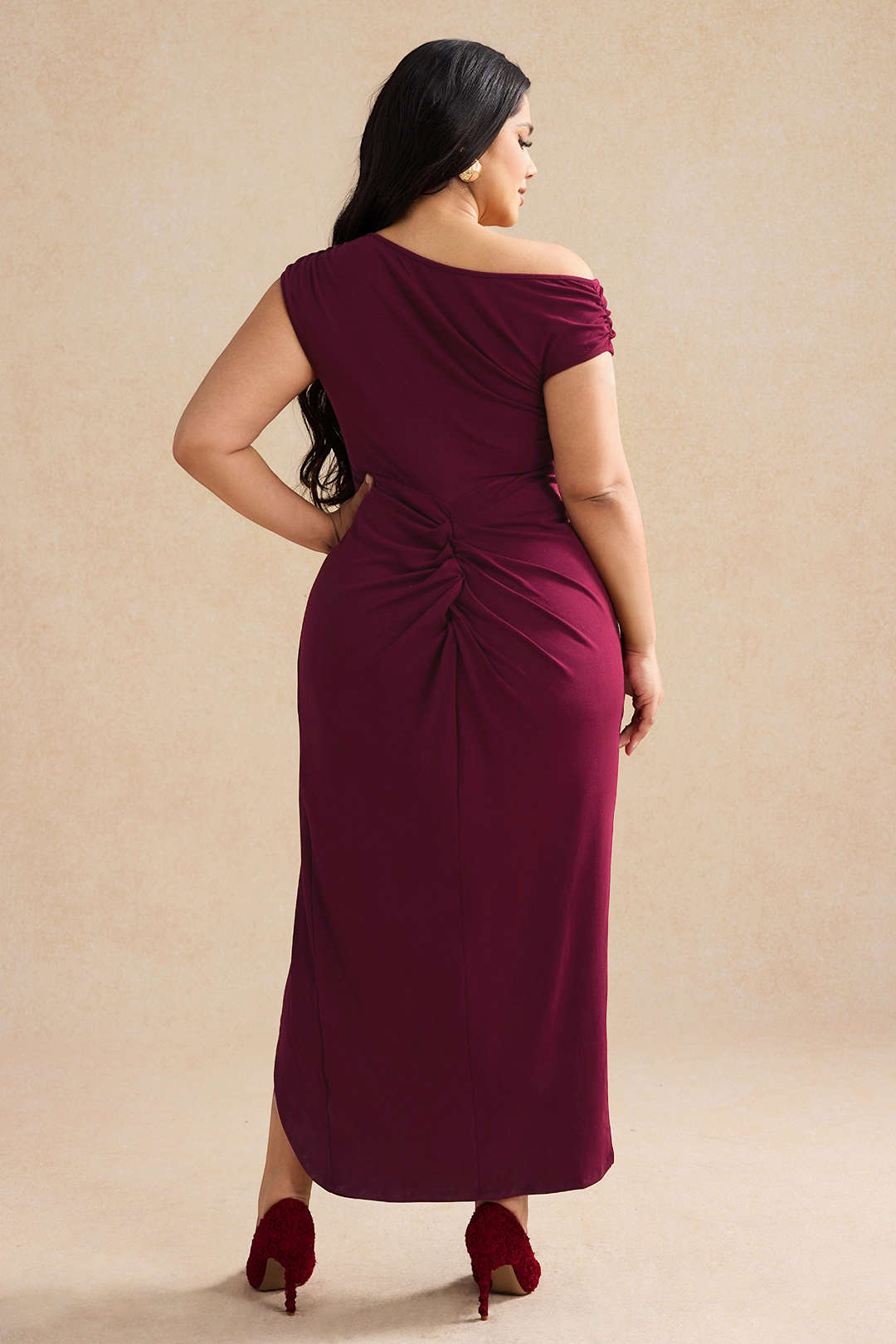 Asymetryczna sukienka midi plus size z marszczeniem