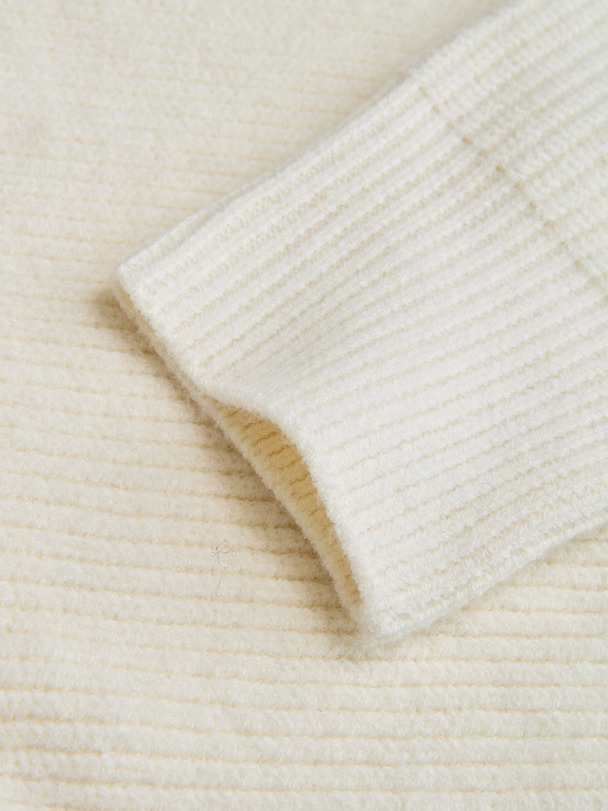 Sweter z wycięciami i kolorowymi panelami