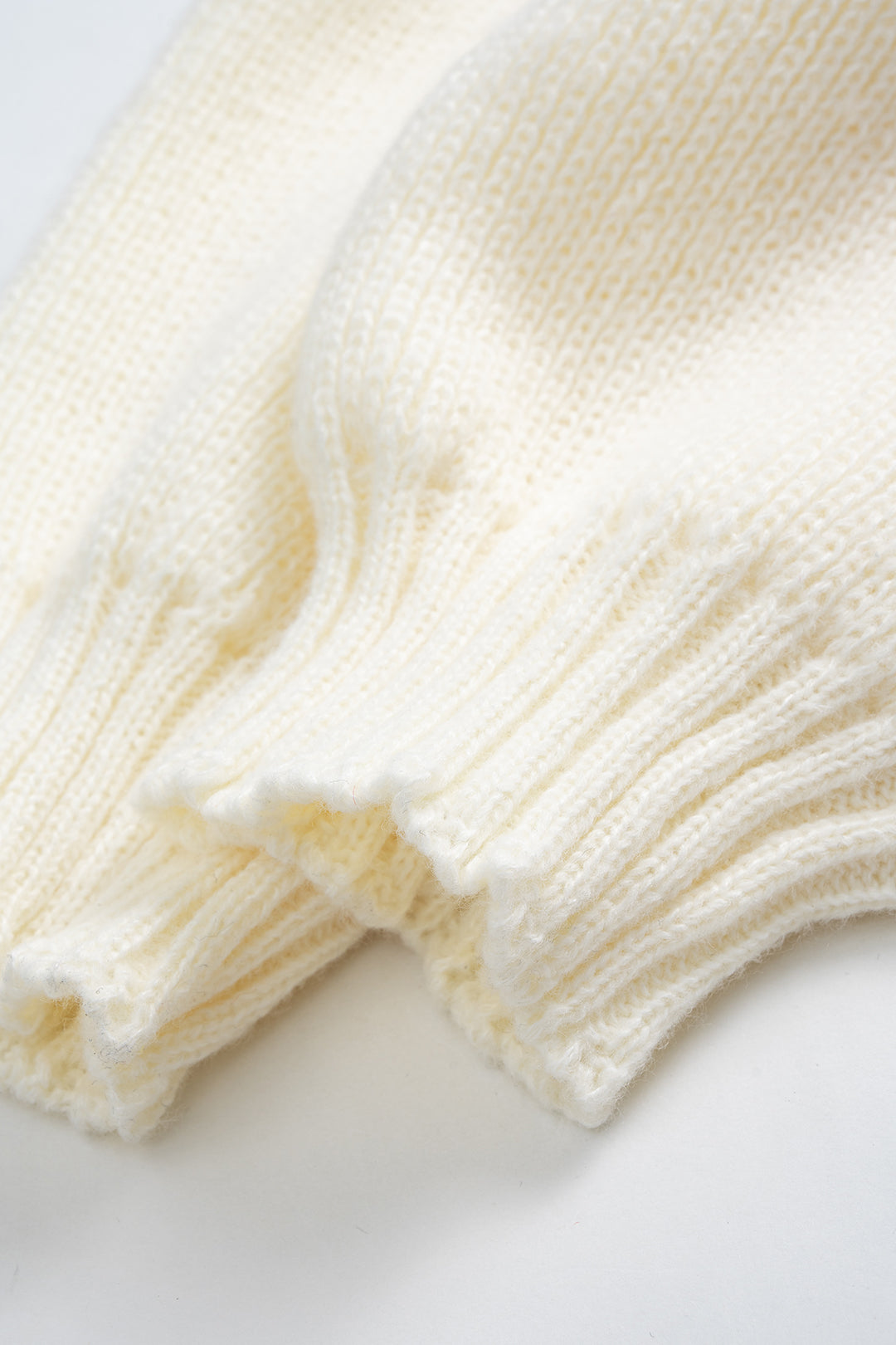 Dzianinowy sweter z dekoltem w serek i długimi rękawami