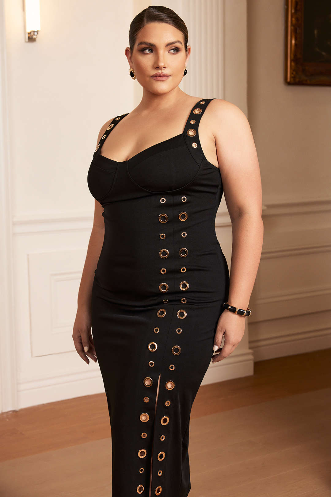 Plus size maxi sukienka z dekoracyjnymi oczkami i rozcięciem