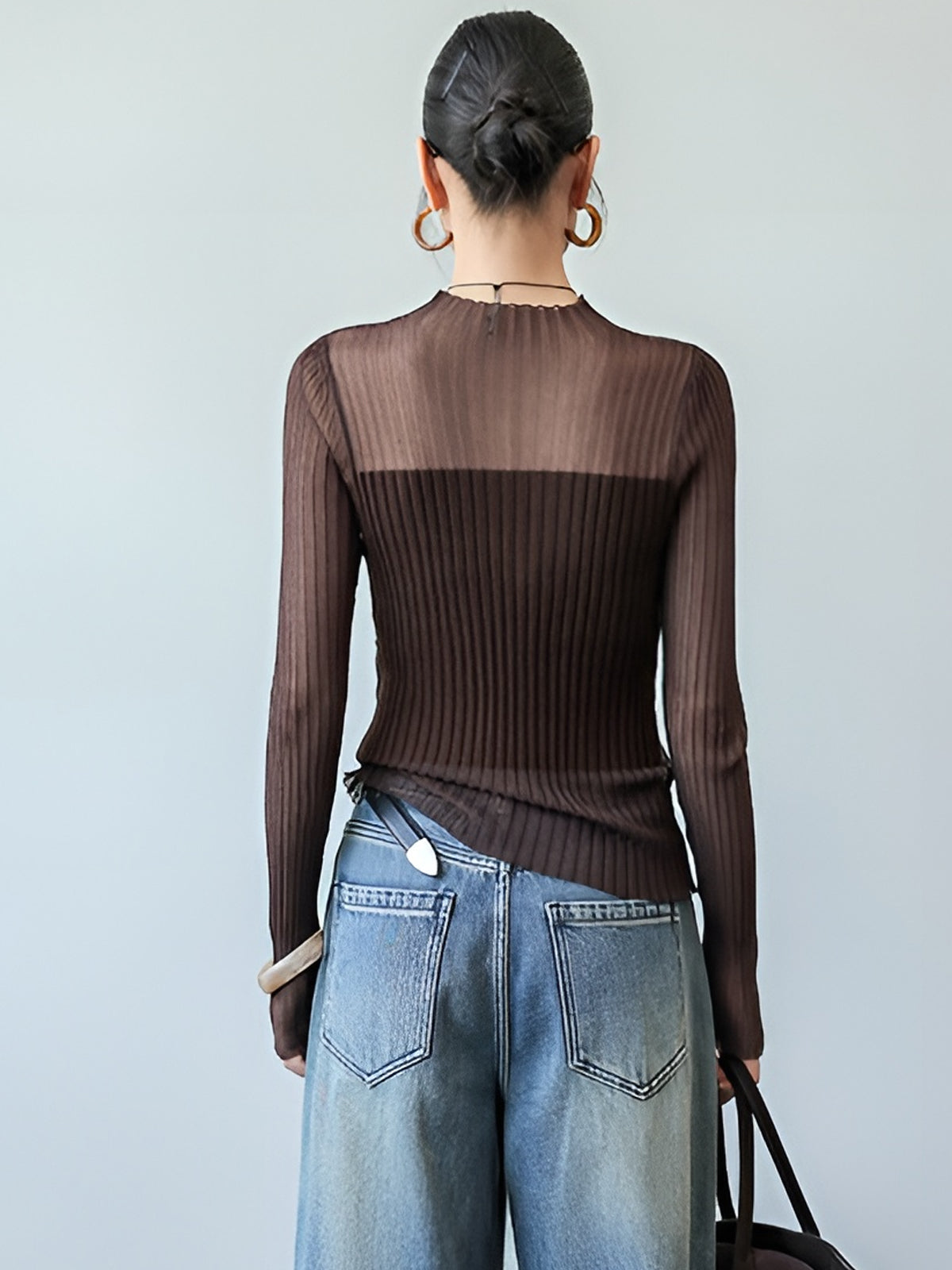 Sweter z transparentnymi detalami