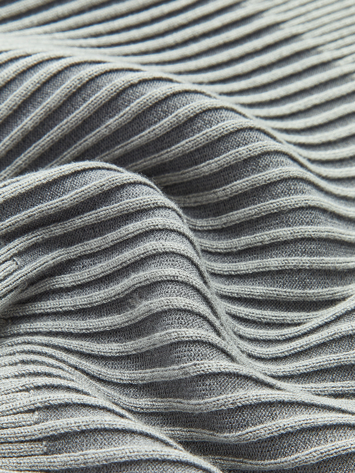 Sweter z kolorowymi blokami i okrągłym wycięciem