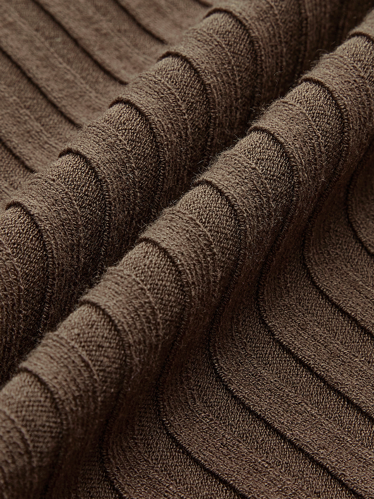 Sweter z transparentnymi detalami