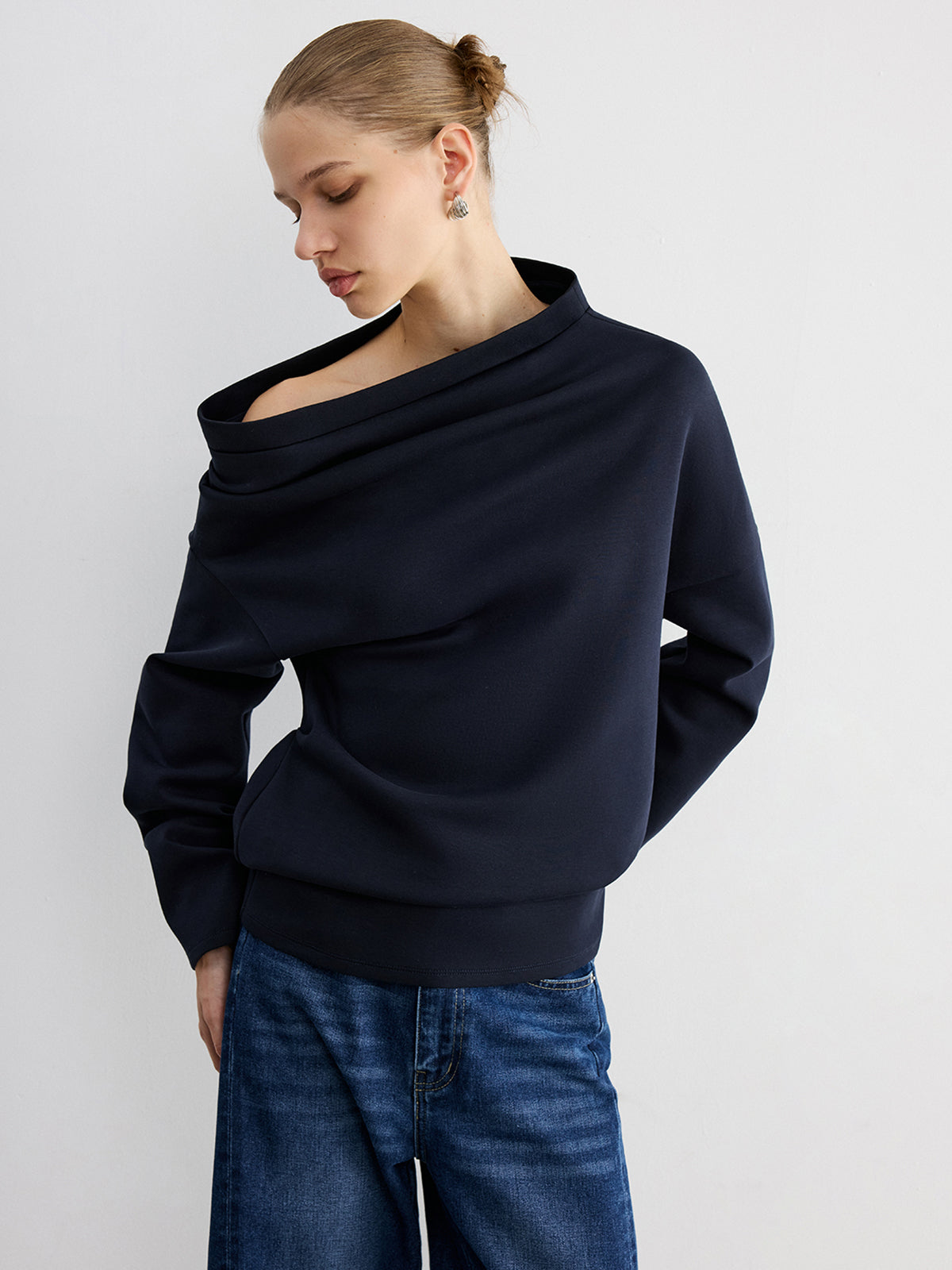 Oversize'owa bluza damska z oryginalnym dekoltem