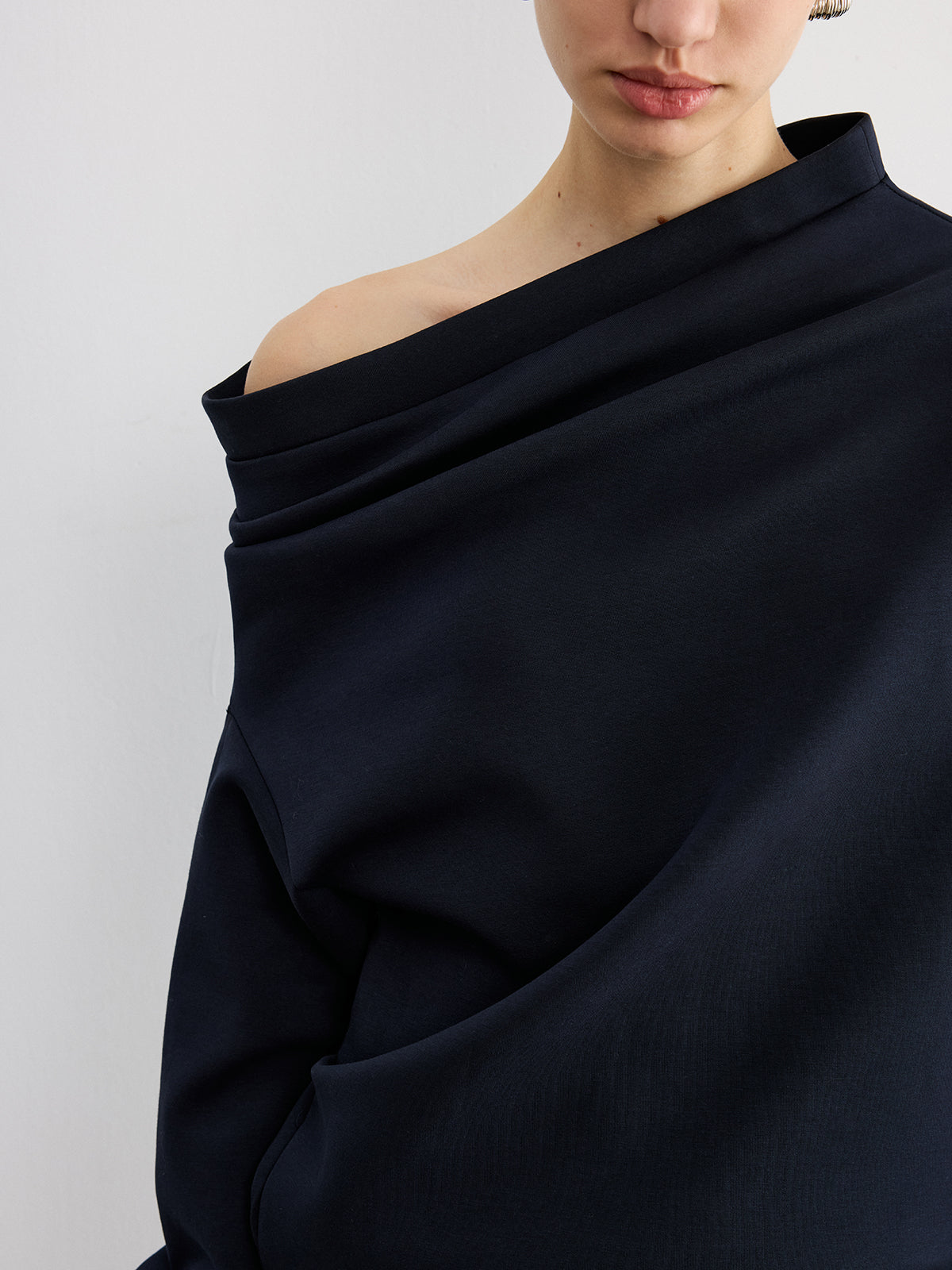 Oversize'owa bluza damska z oryginalnym dekoltem