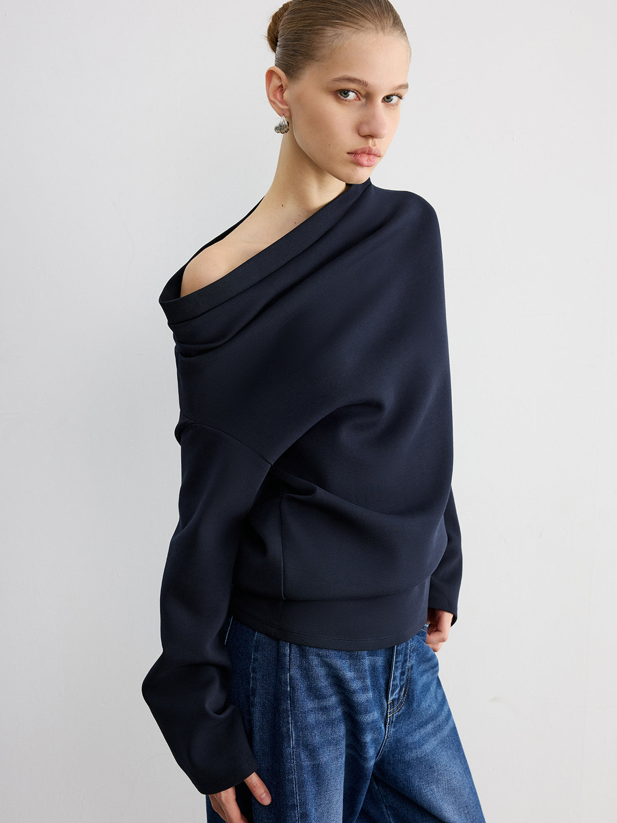 Oversize'owa bluza damska z oryginalnym dekoltem