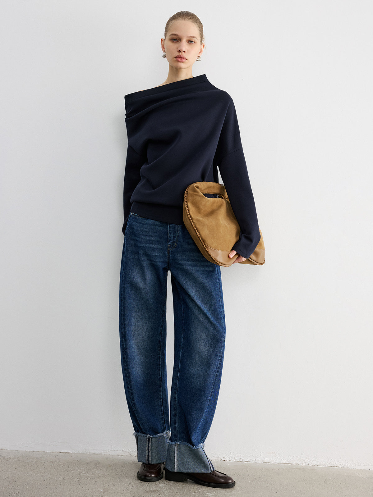 Oversize'owa bluza damska z oryginalnym dekoltem
