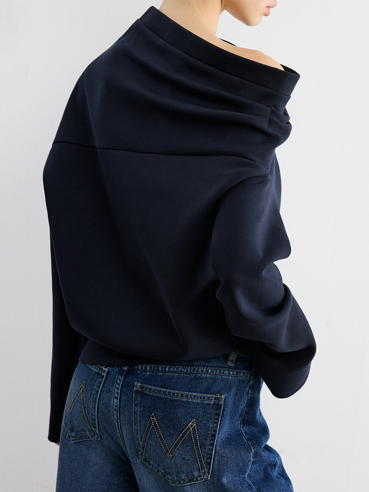 Oversize'owa bluza damska z oryginalnym dekoltem
