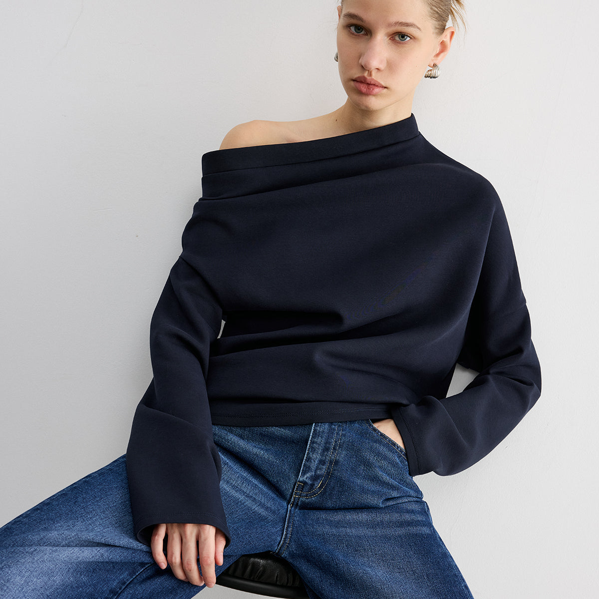 Oversize'owa bluza damska z oryginalnym dekoltem