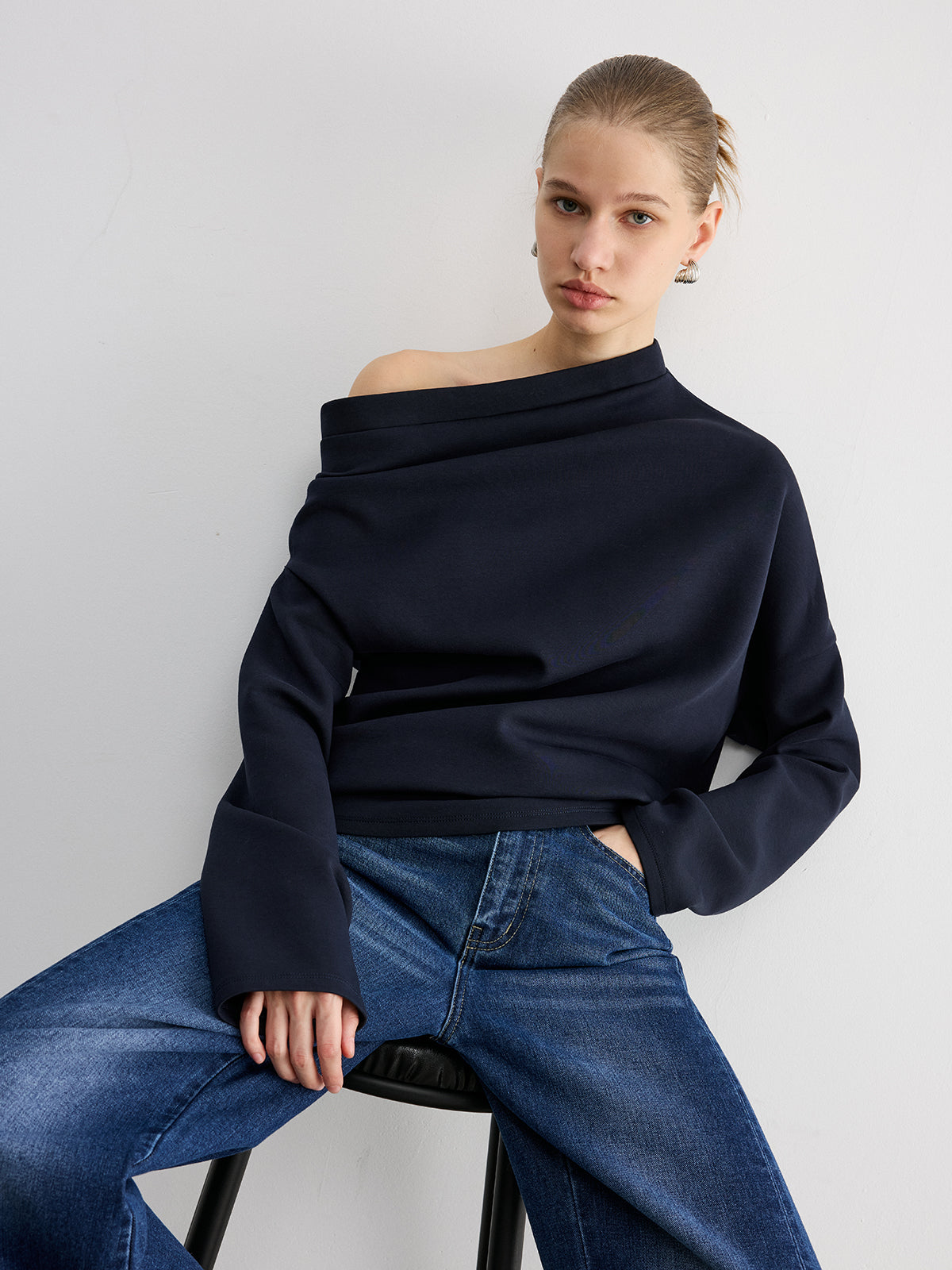 Oversize'owa bluza damska z oryginalnym dekoltem