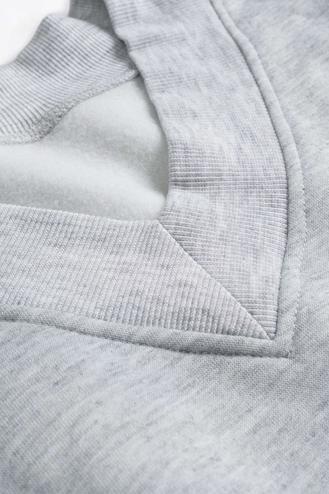 Oversize'owa bluza damska z dekoltem w serek