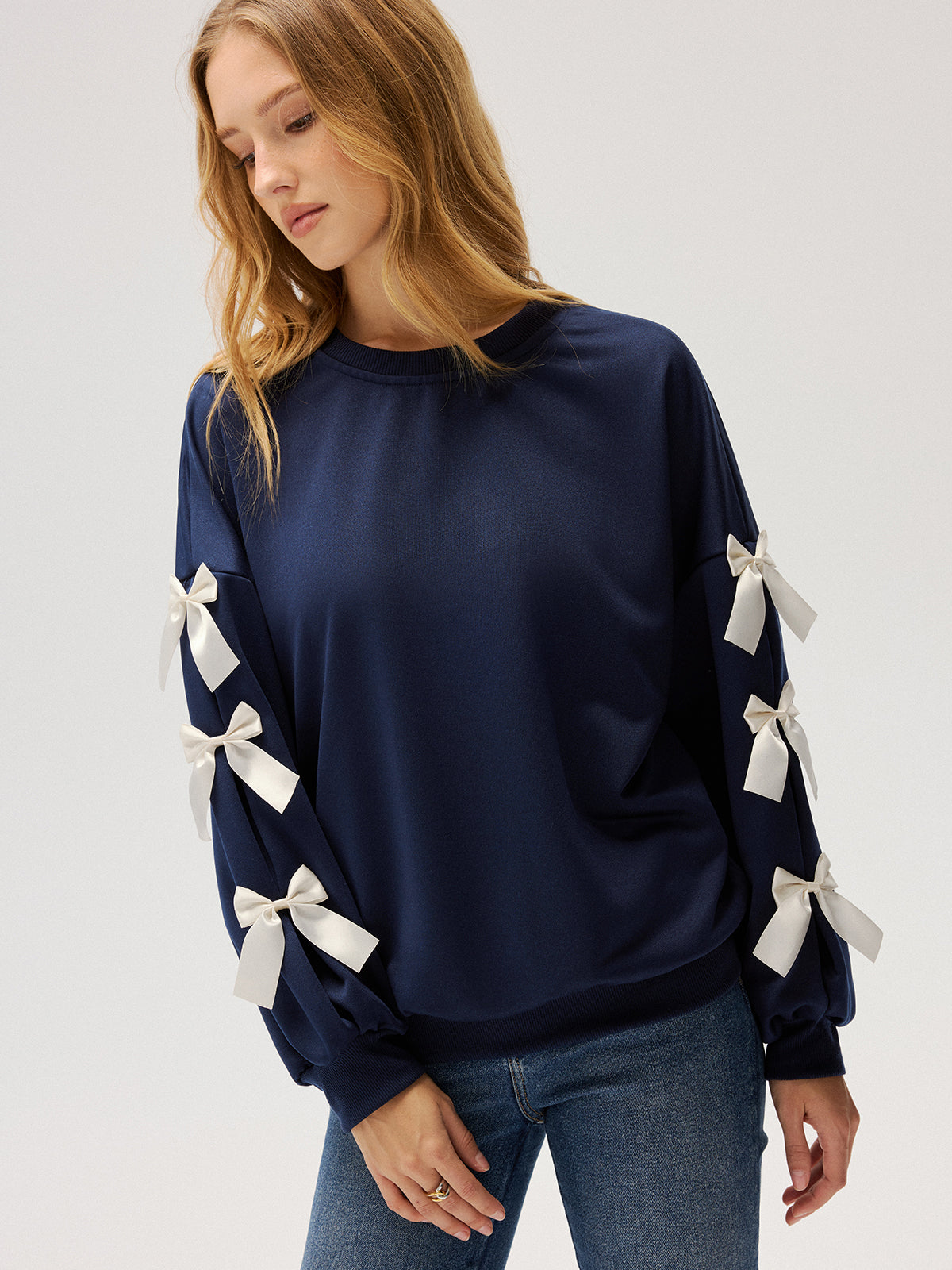 Bluza damska z ozdobnymi kokardkami