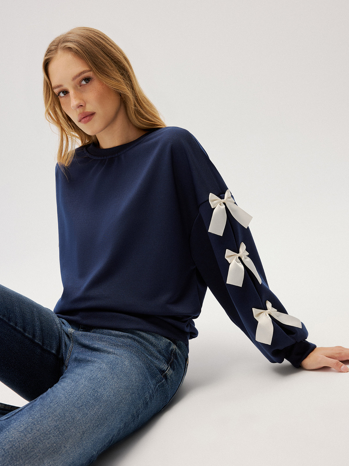 Bluza damska z ozdobnymi kokardkami