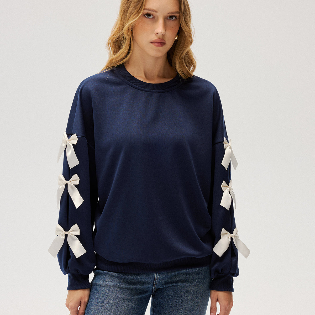 Bluza damska z ozdobnymi kokardkami