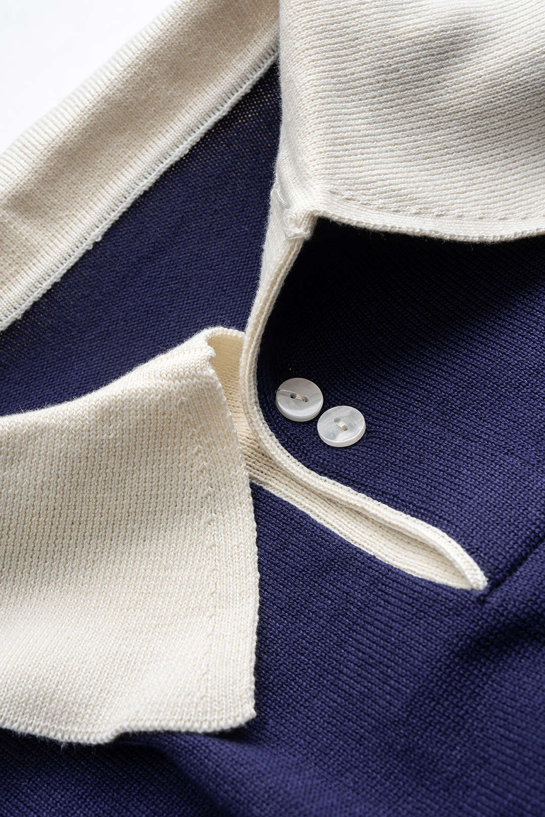 Bluza z kołnierzykiem zapinanym na guziki