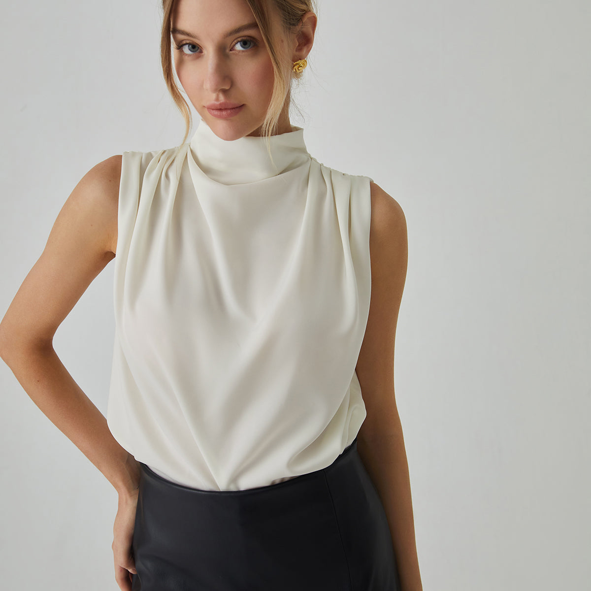 Bluzka z wysokim kołnierzem i eleganckim stylem