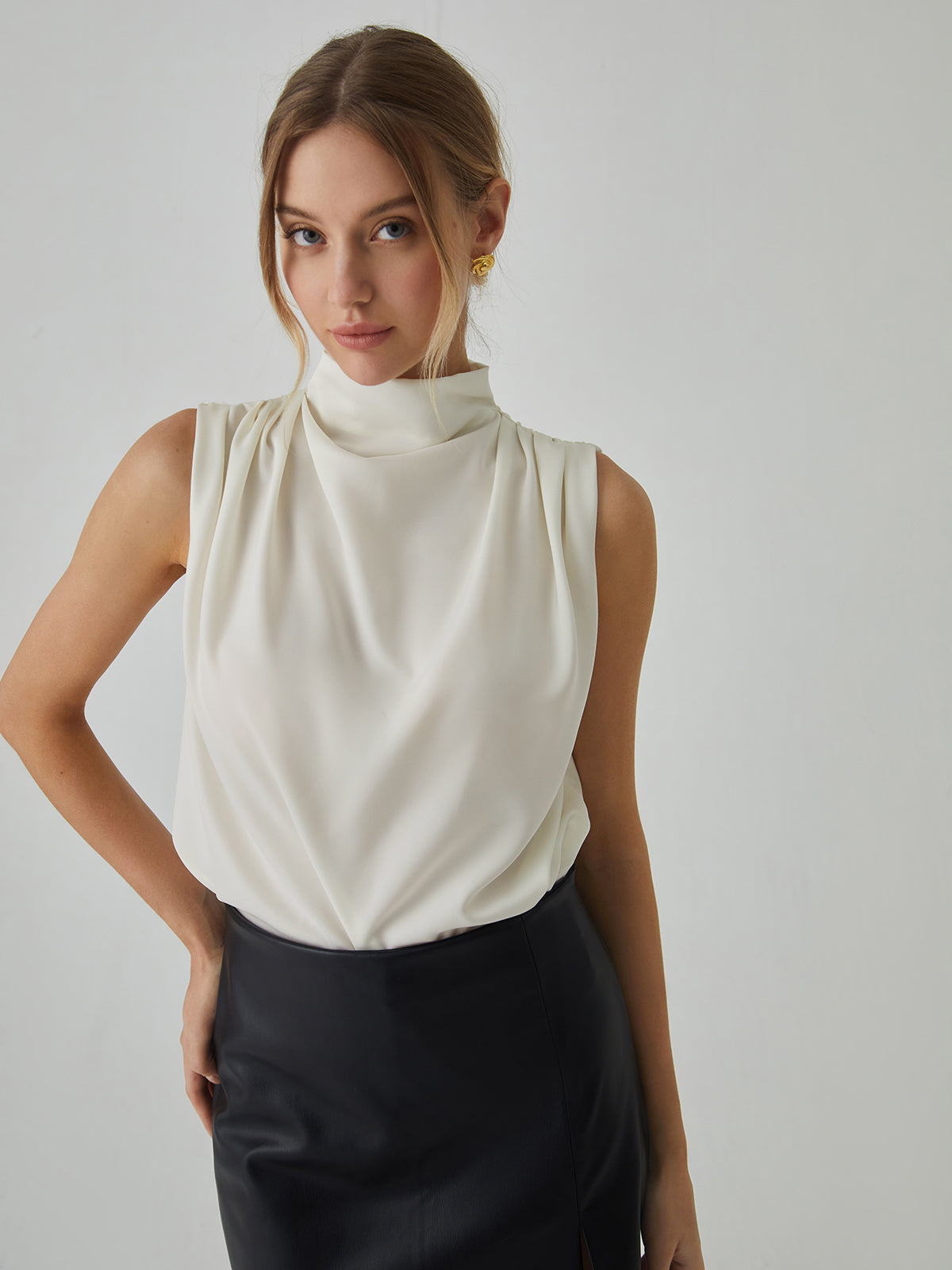 Bluzka z wysokim kołnierzem i eleganckim stylem