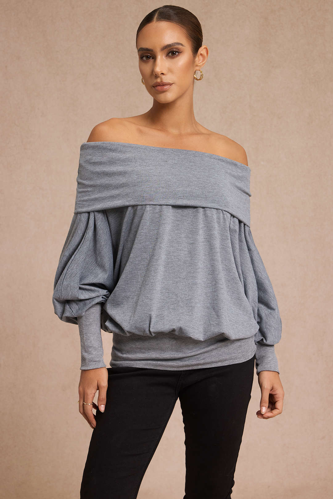 Bluzka off-shoulder z bufiastymi rękawami