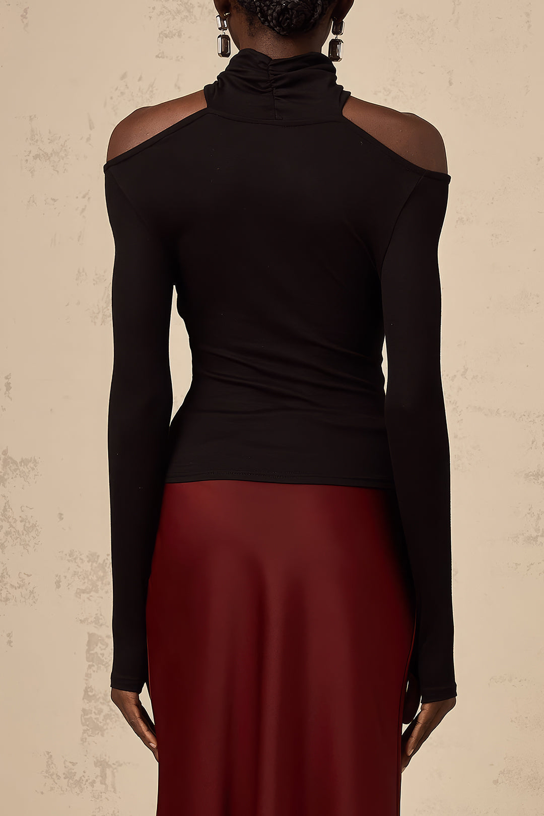 Bluzka z odkrytymi ramionami i wiązaniem na dekolcie