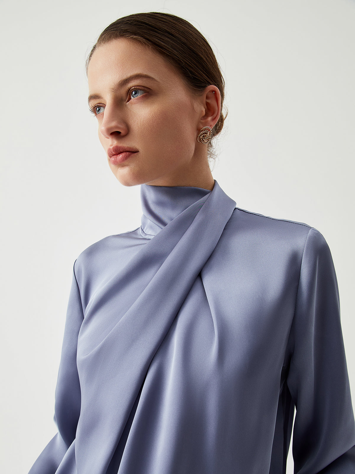 Bluzka z drapowanym kołnierzem w eleganckim stylu