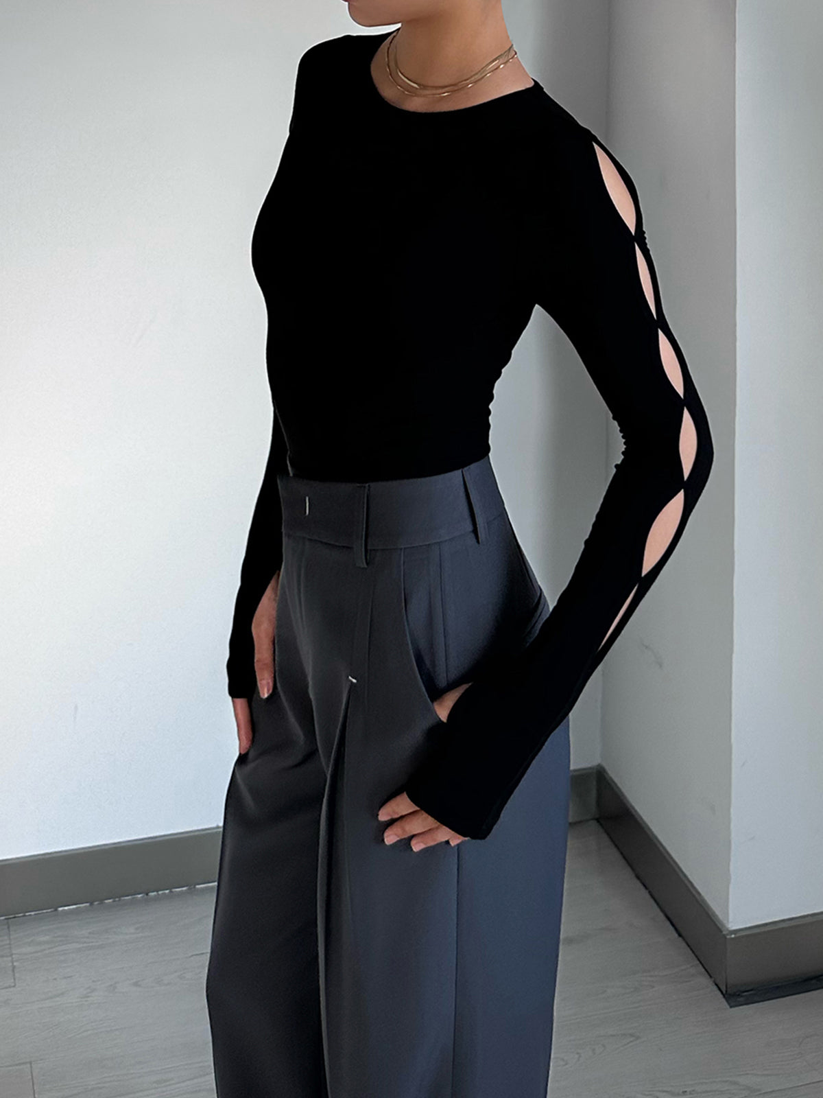 Bodysuit z wycięciami na rękawach
