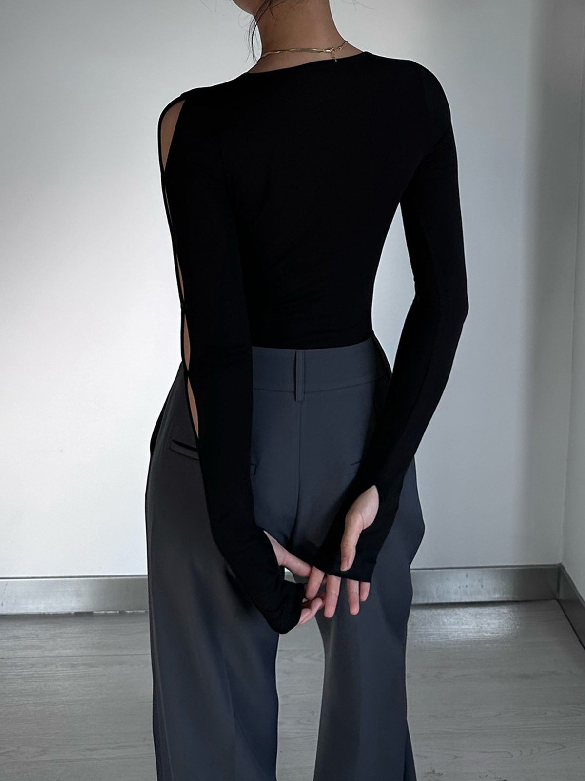 Bodysuit z wycięciami na rękawach