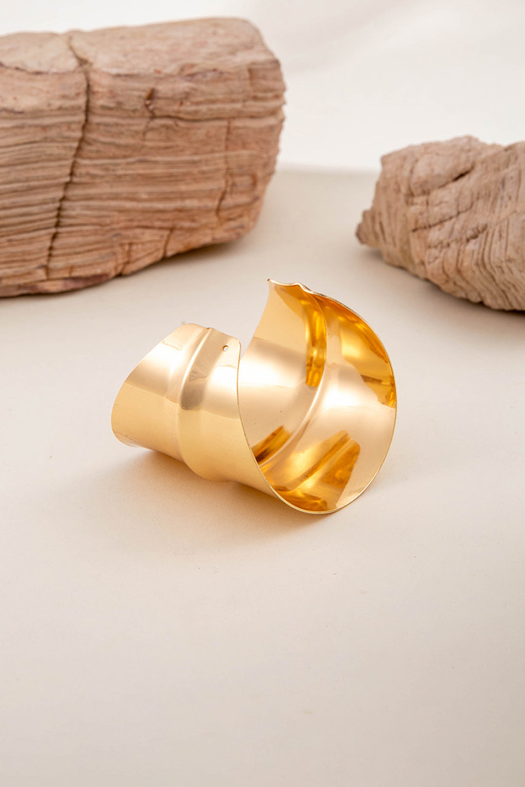 Szeroka bransoletka o gładkiej strukturze